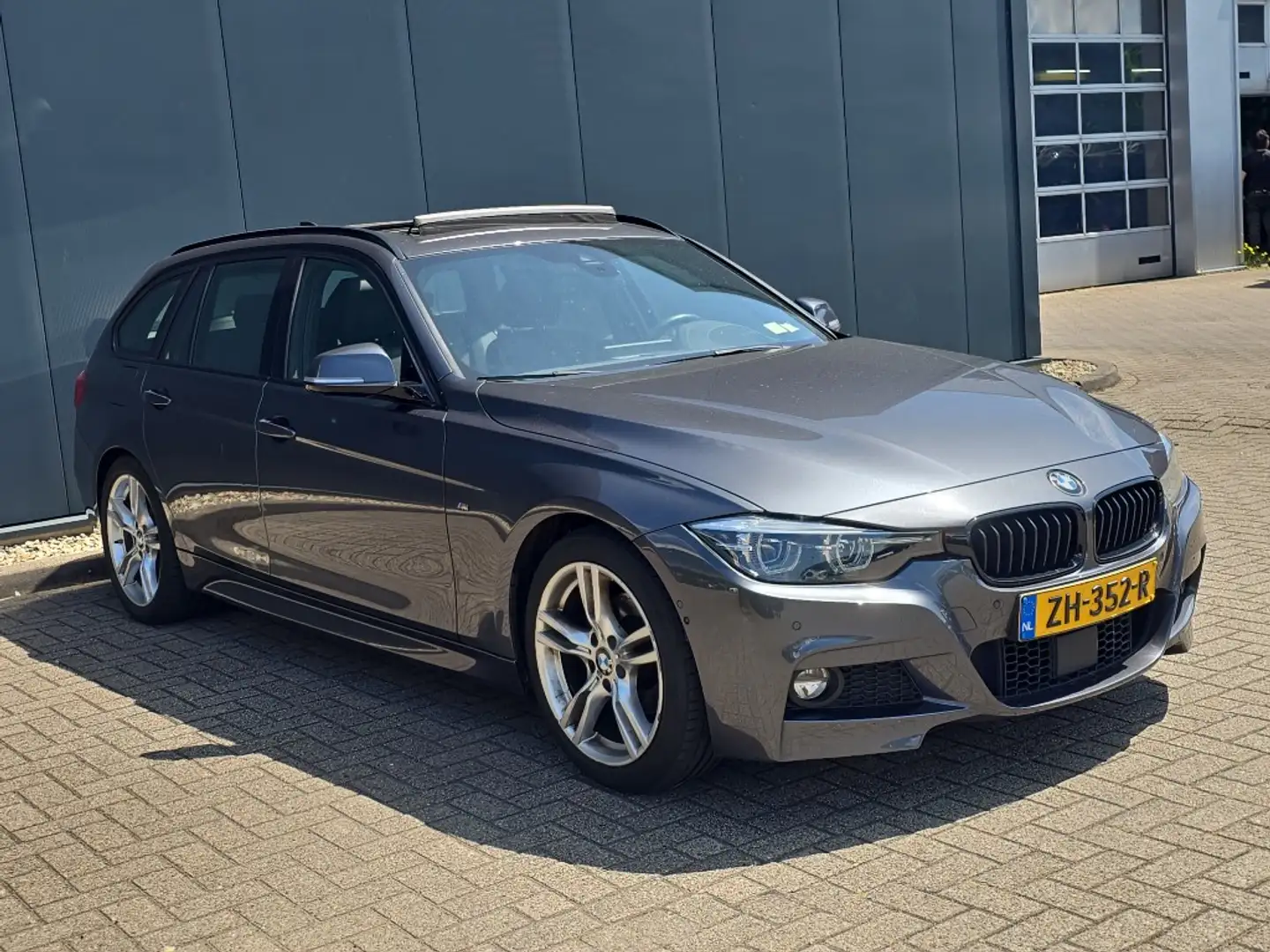 BMW 320 3-Serie Touring (f31) 320i 184pk Aut M Sport Editi Grijs - 2