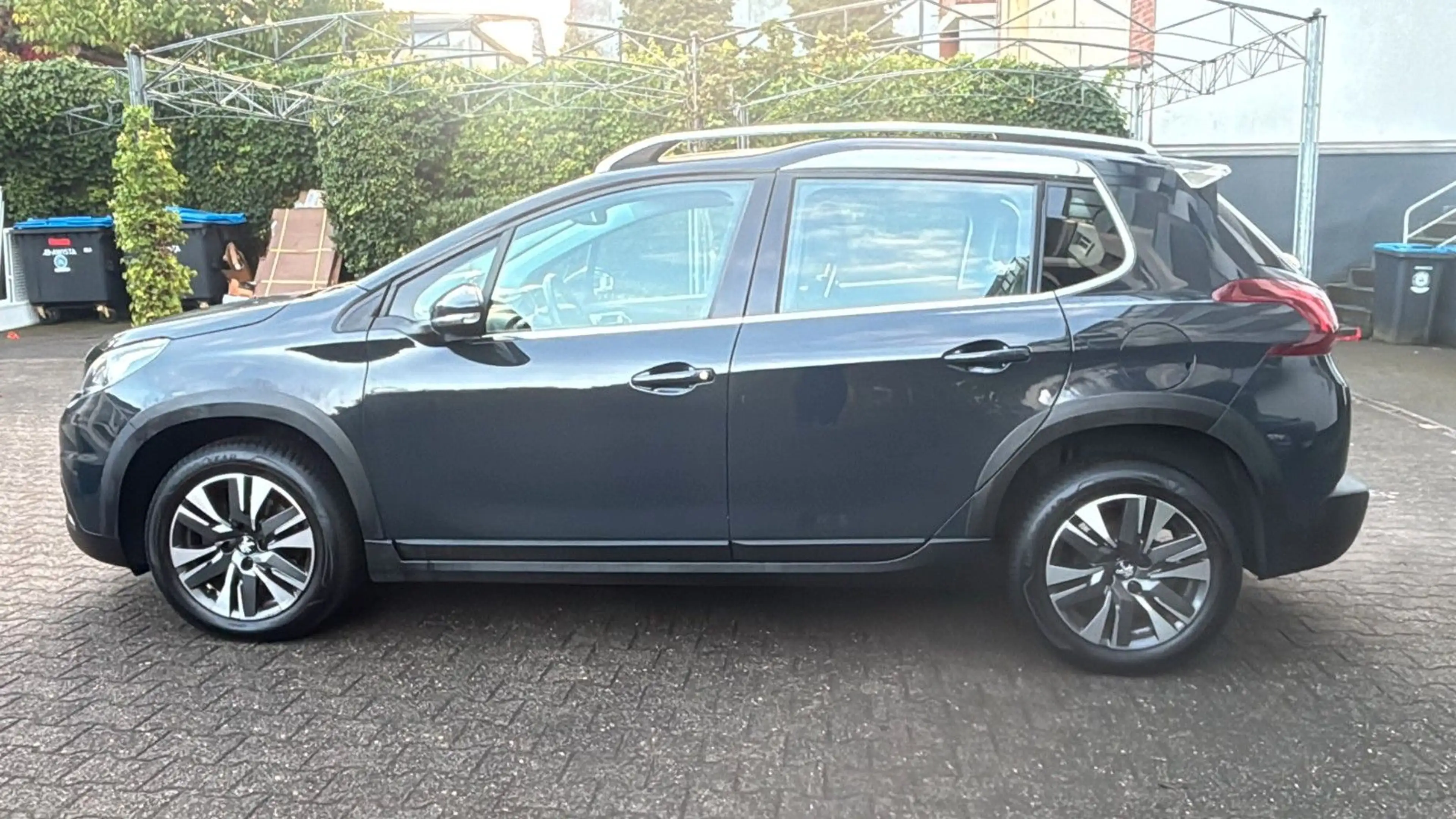 Peugeot 2008 Allure *1.2Benzin* *Automatik* — photo 2
