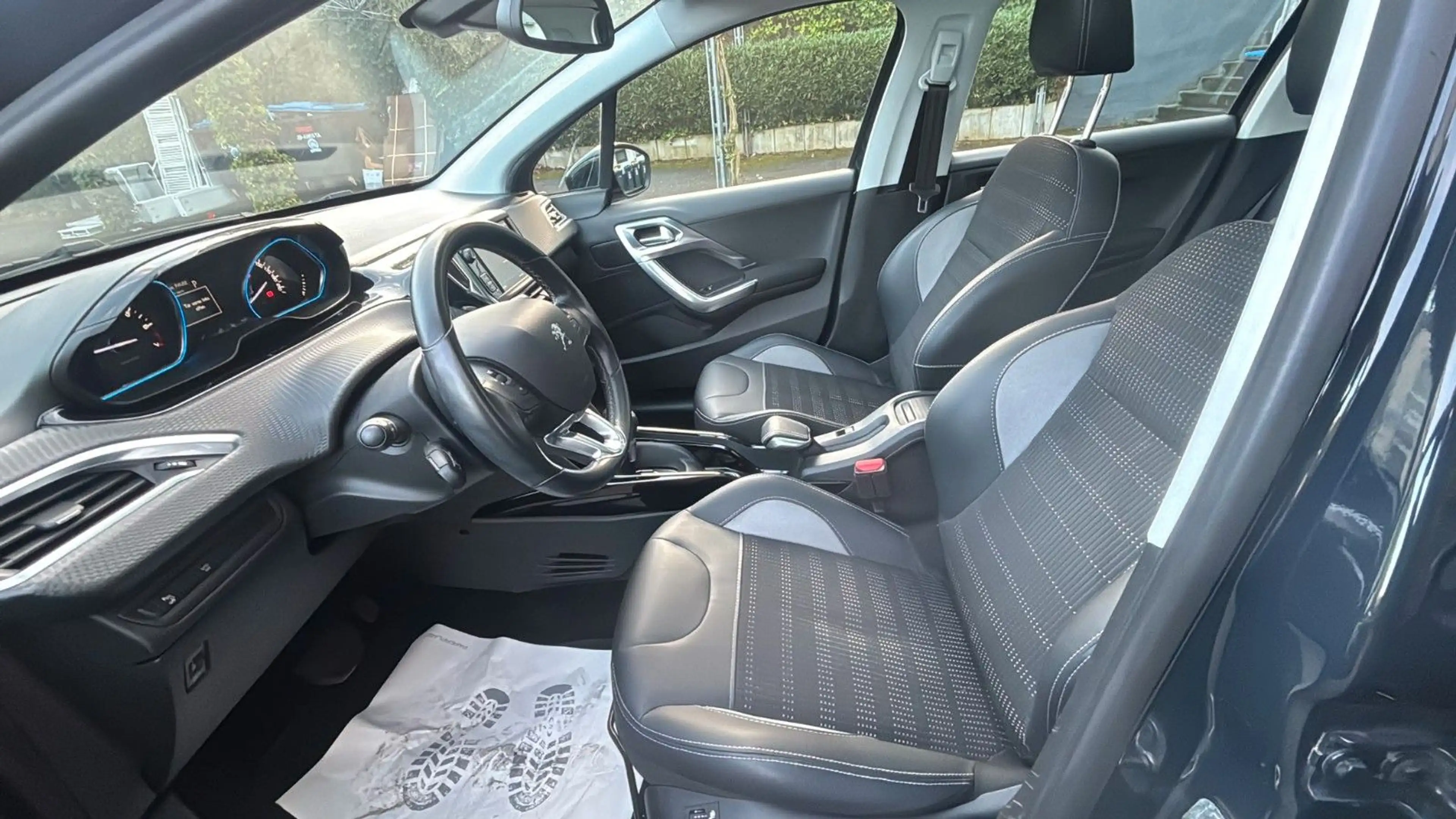 Peugeot 2008 Allure *1.2Benzin* *Automatik* — photo 11