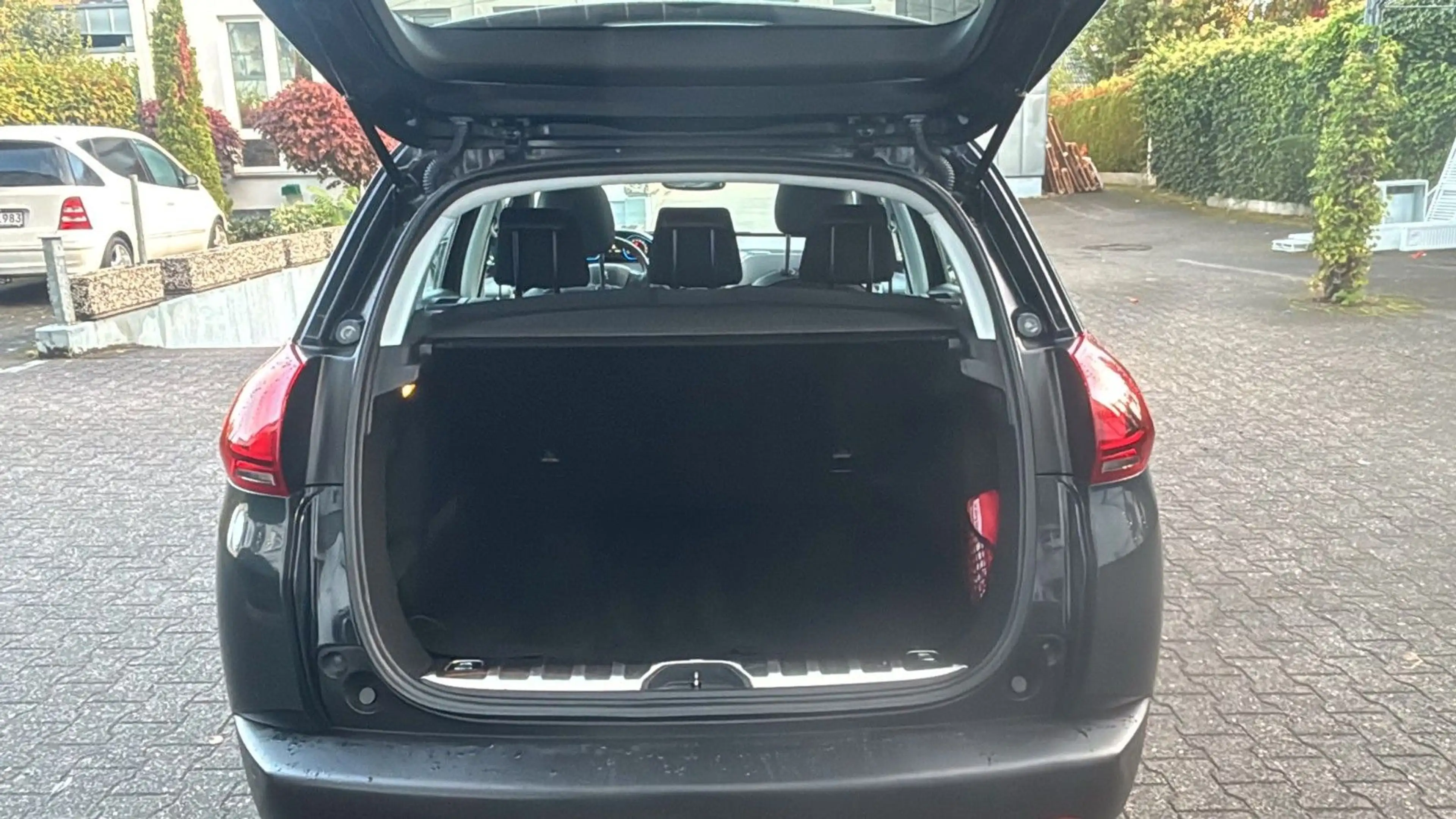 Peugeot 2008 Allure *1.2Benzin* *Automatik* — photo 5