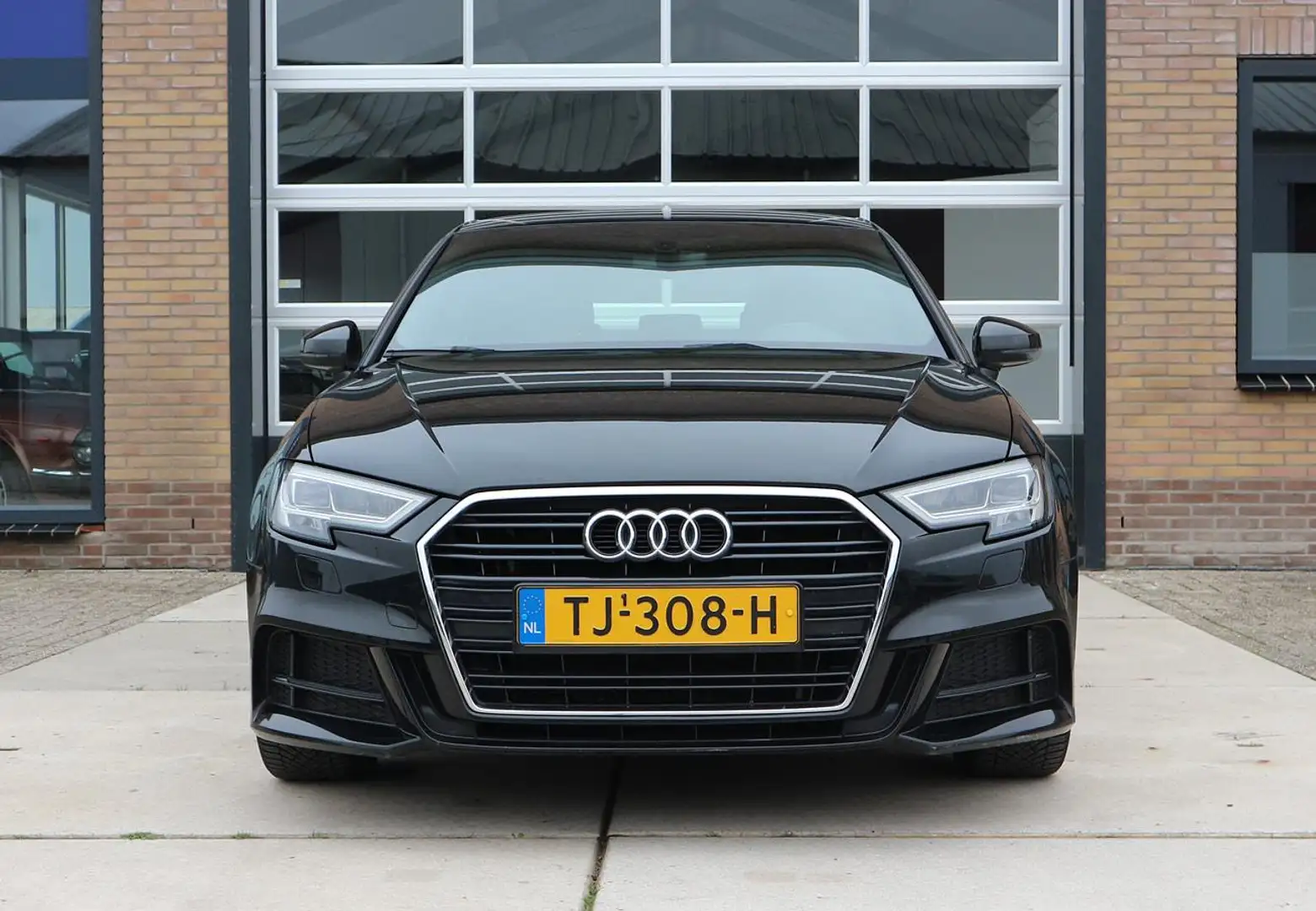 Audi A3 Sportback 1.0 TFSI S-Line Edition DSG S-Tronic NL Zwart - 2