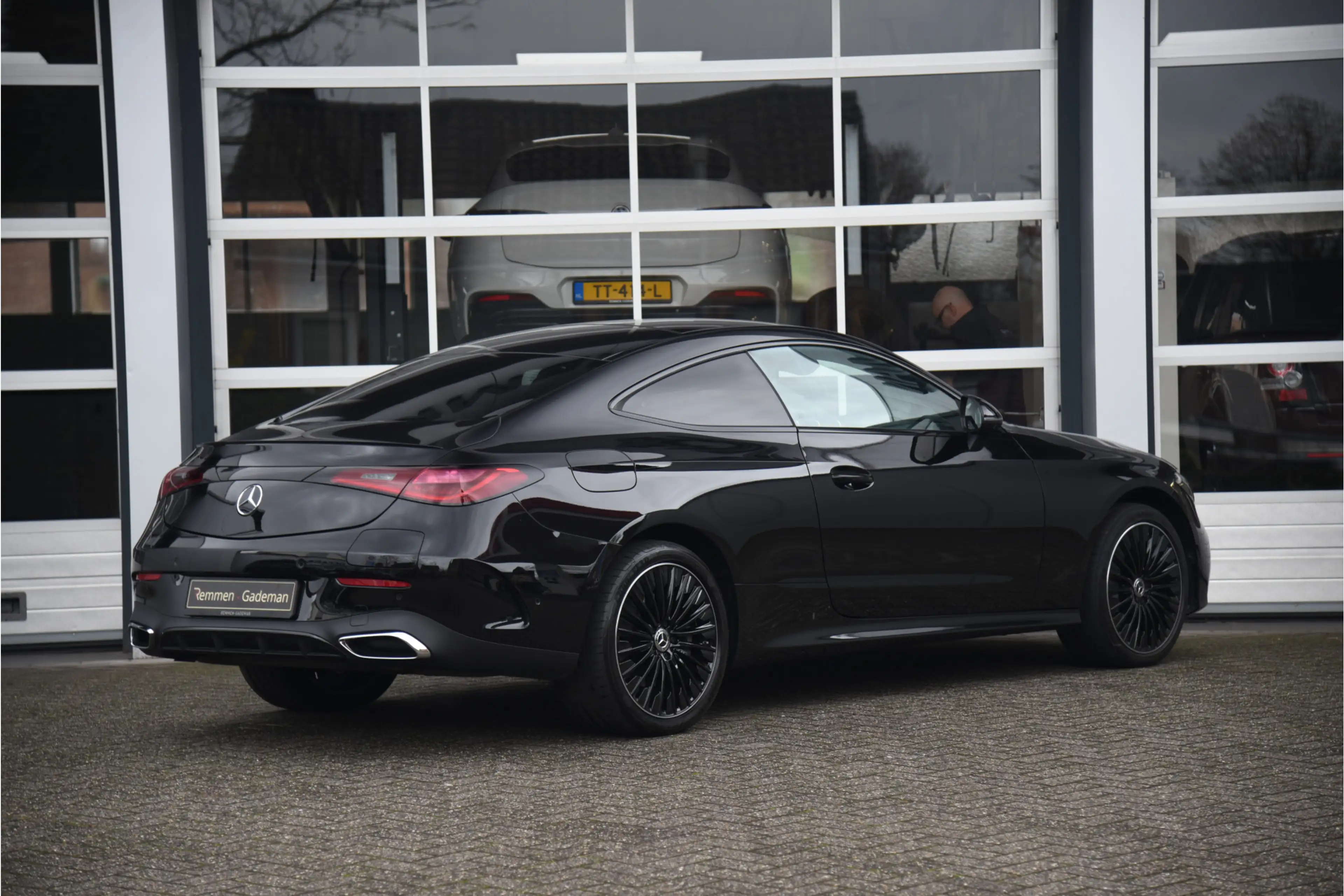 Mercedes-Benz CLE 300 Coupé e AMG Line — photo 4