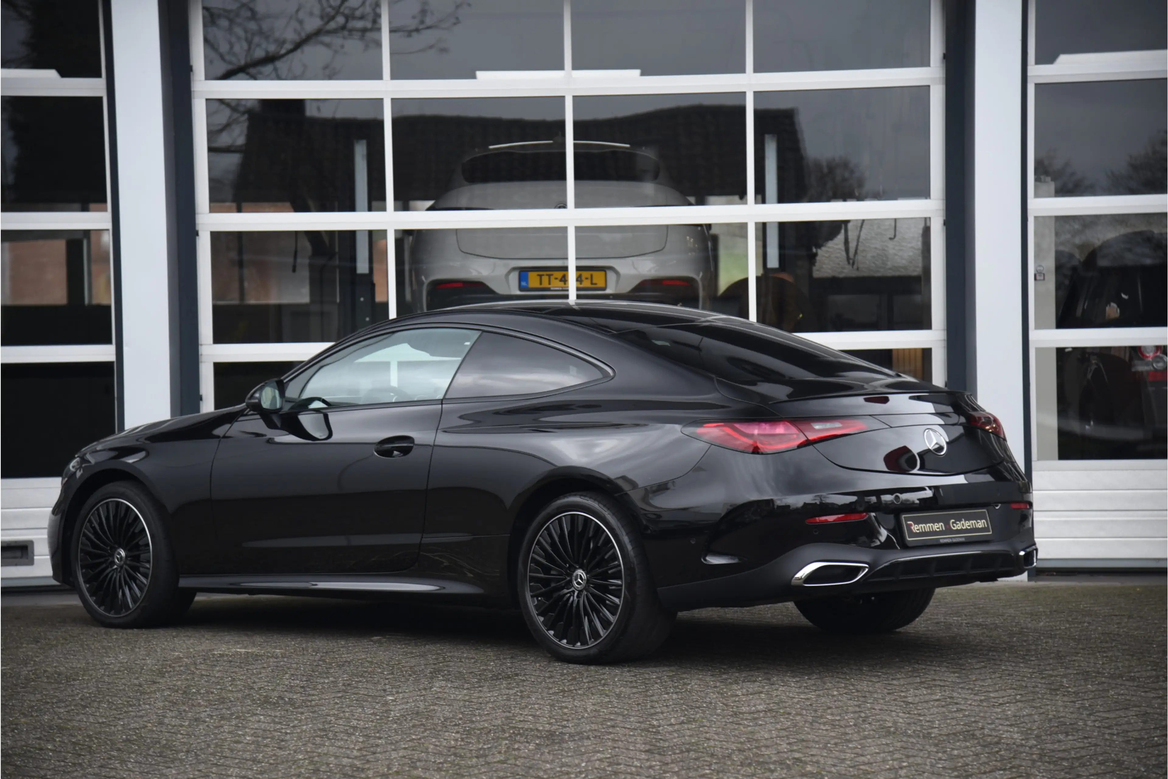 Mercedes-Benz CLE 300 Coupé e AMG Line — photo 3