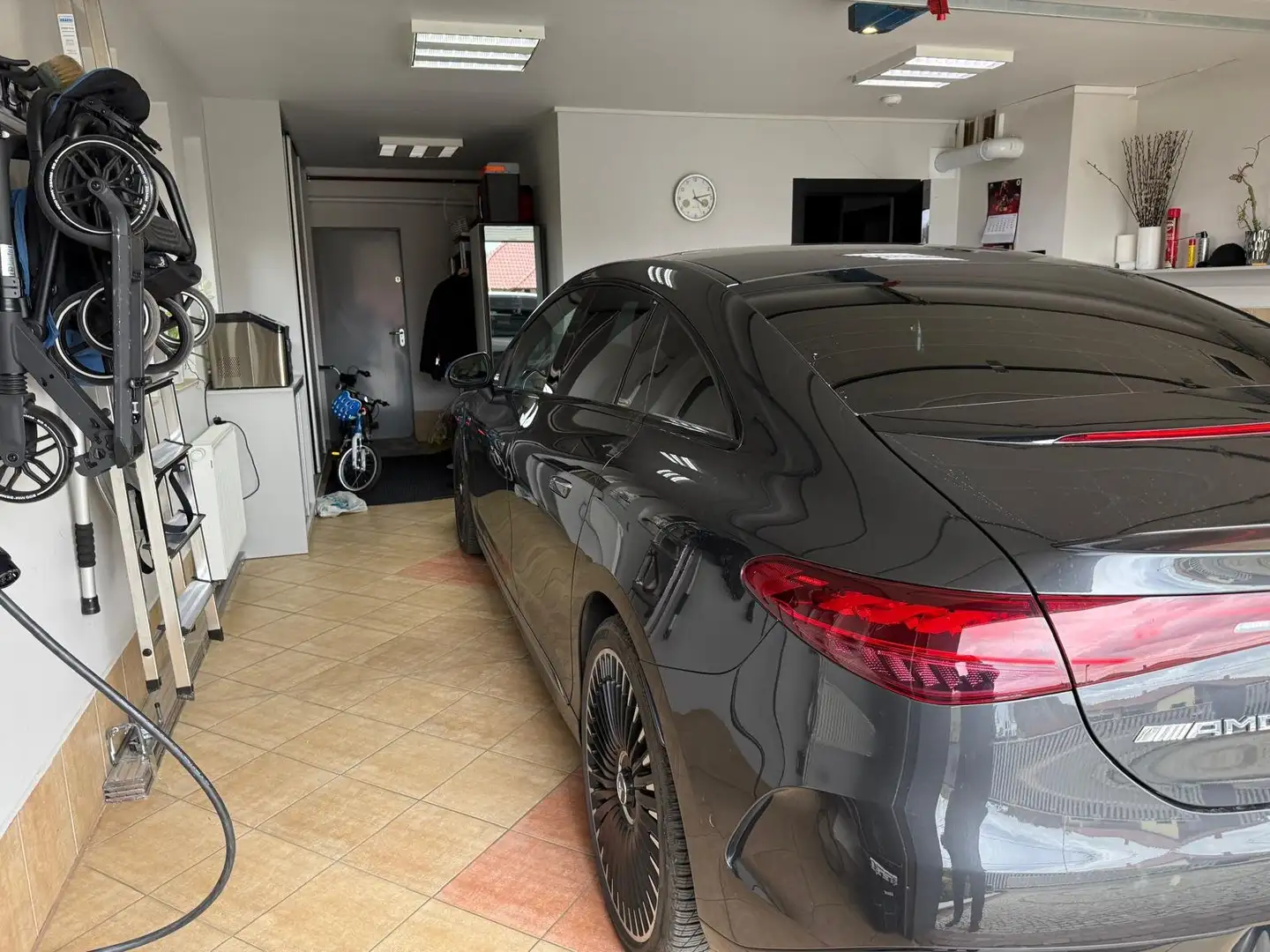 Mercedes-Benz EQE 350 Schwarz - 2