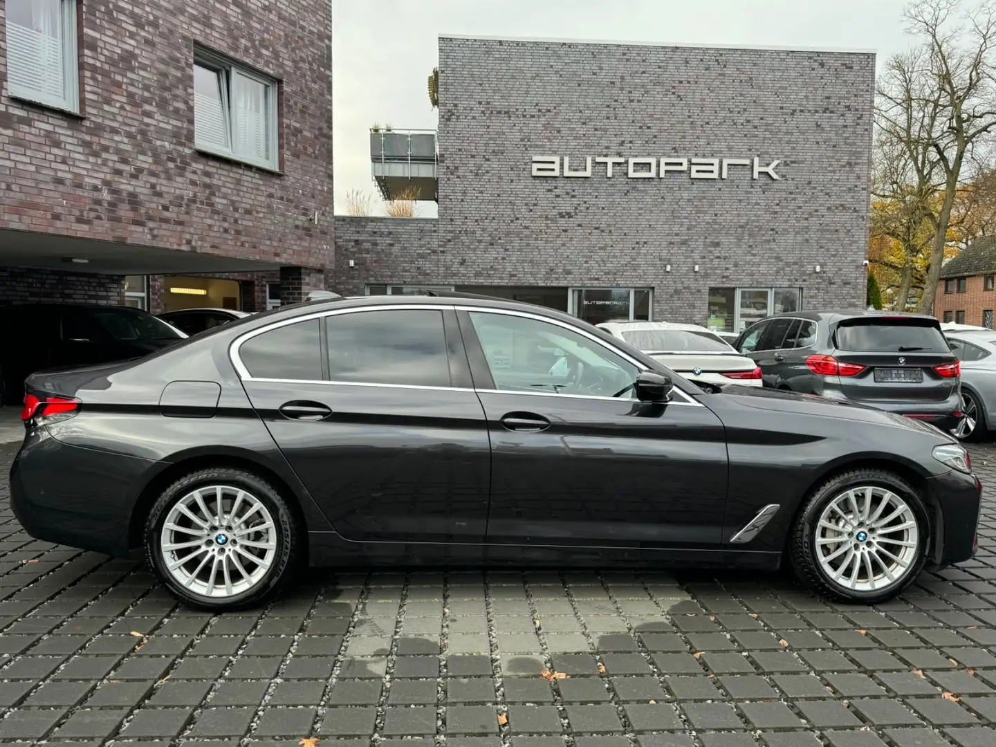 BMW 530 i Lim Luxury Sitzlüft Laser ACC GSD IntegralL Grau - 2
