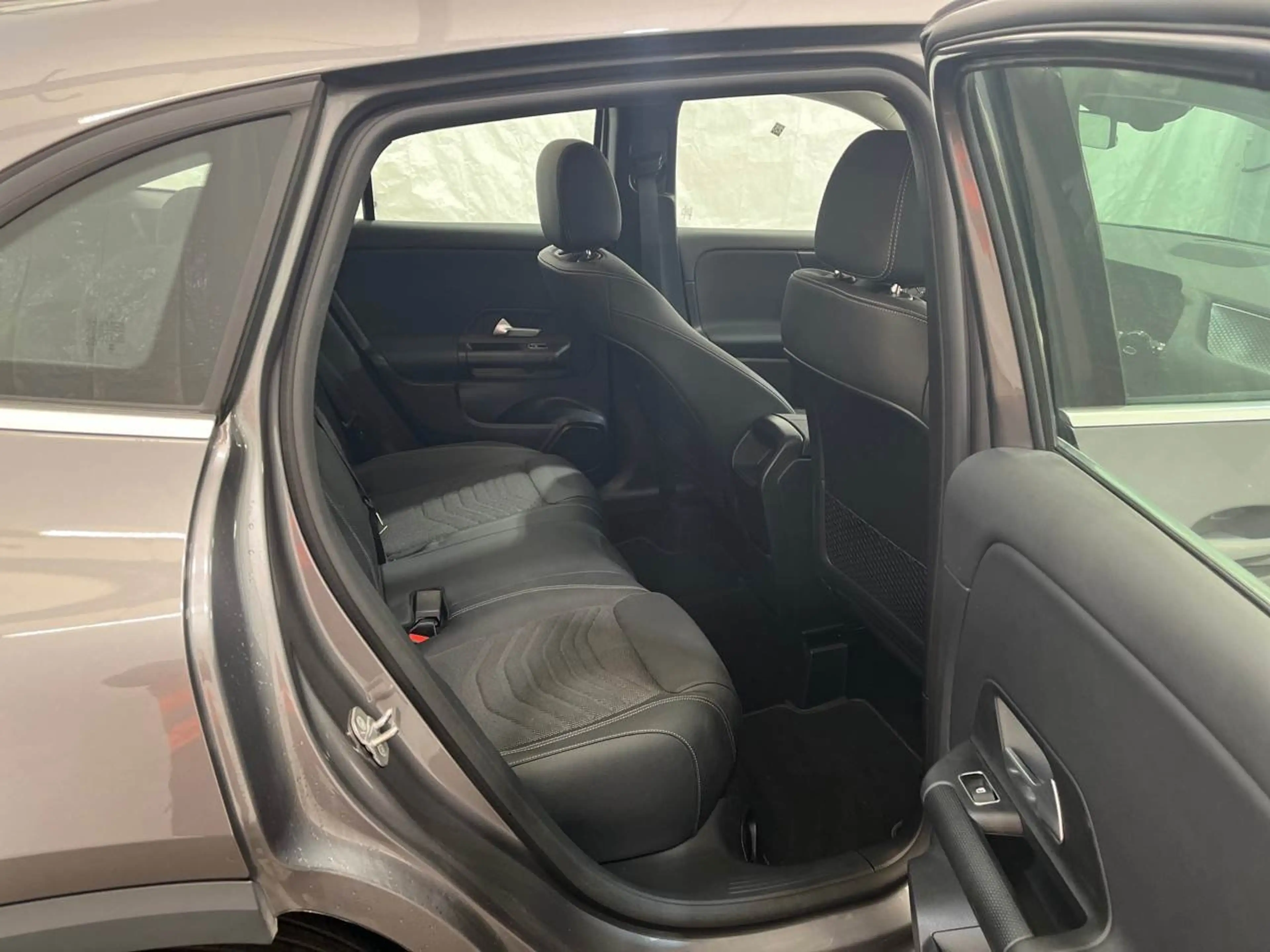 Mercedes-Benz GLA 180 d El.Heckkl. Key LED Lane Navi RKam AUT — photo 10