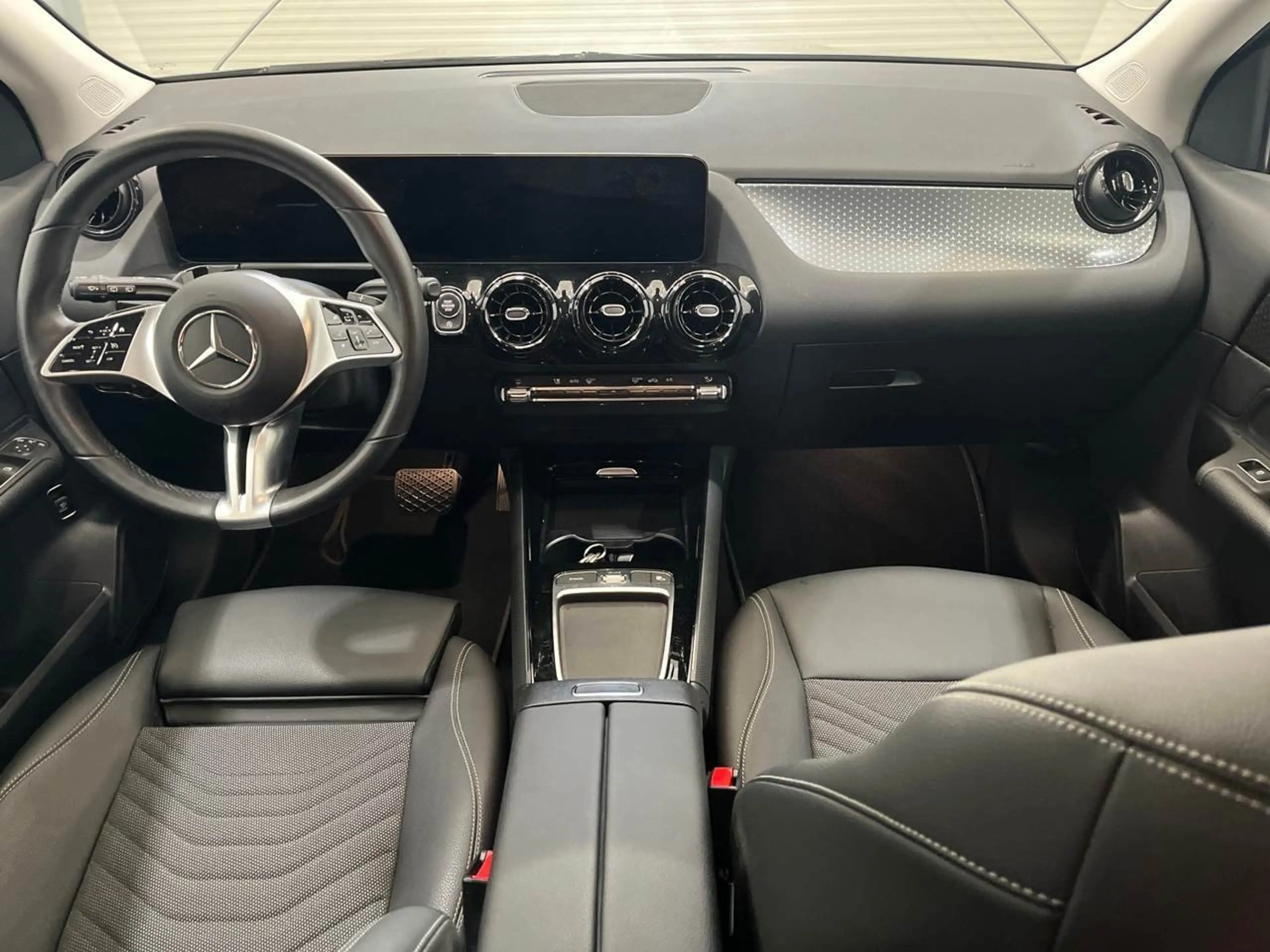 Mercedes-Benz GLA 180 d El.Heckkl. Key LED Lane Navi RKam AUT — photo 5