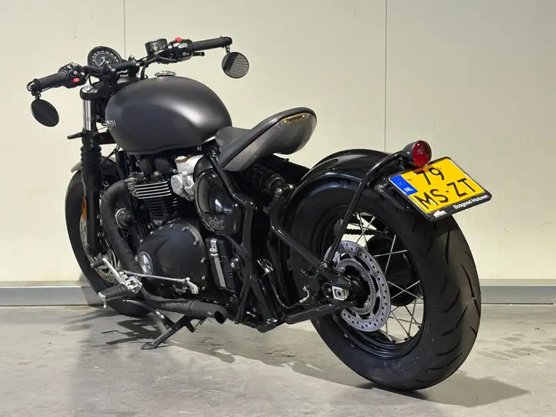Triumph Bonneville Bobber - foto 2