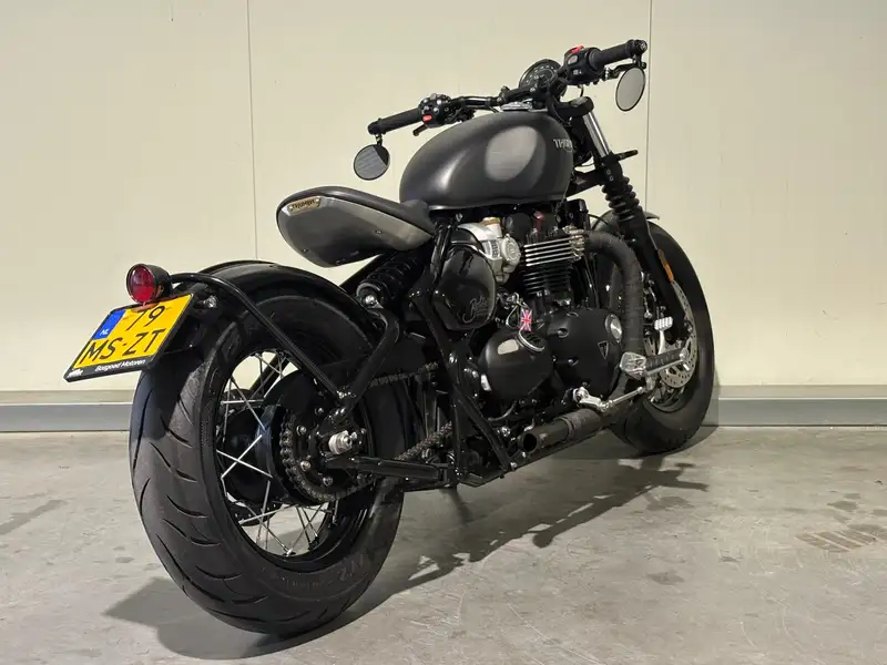 Triumph Bonneville Bobber - foto 4