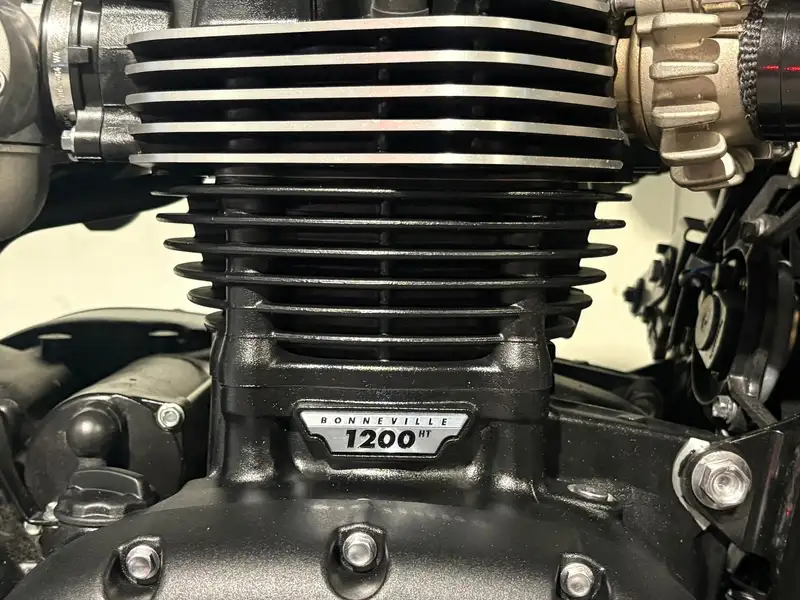 Triumph Bonneville Bobber - foto 8