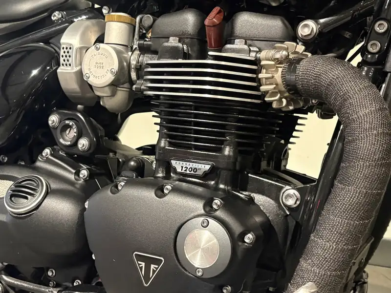 Triumph Bonneville Bobber - foto 7