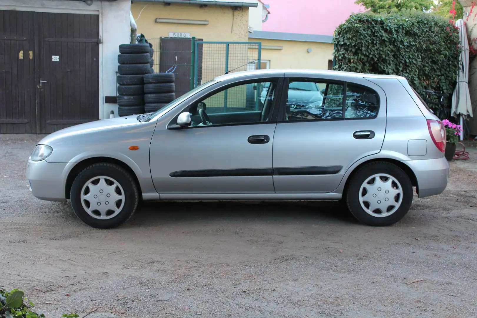 Nissan Almera *TÜV 05/2027* Grau - 2