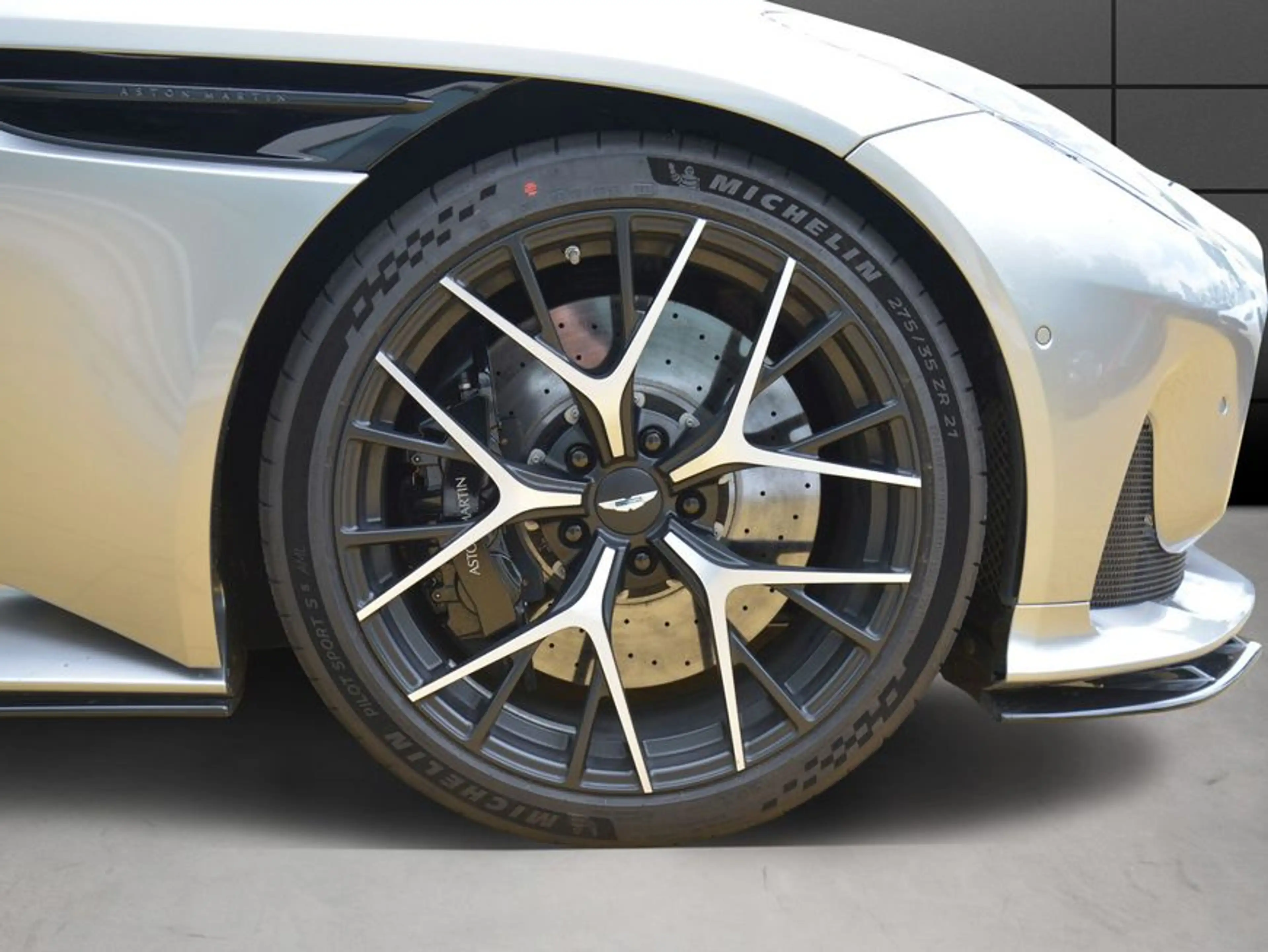 Aston Martin DB12 Coupe — photo 4