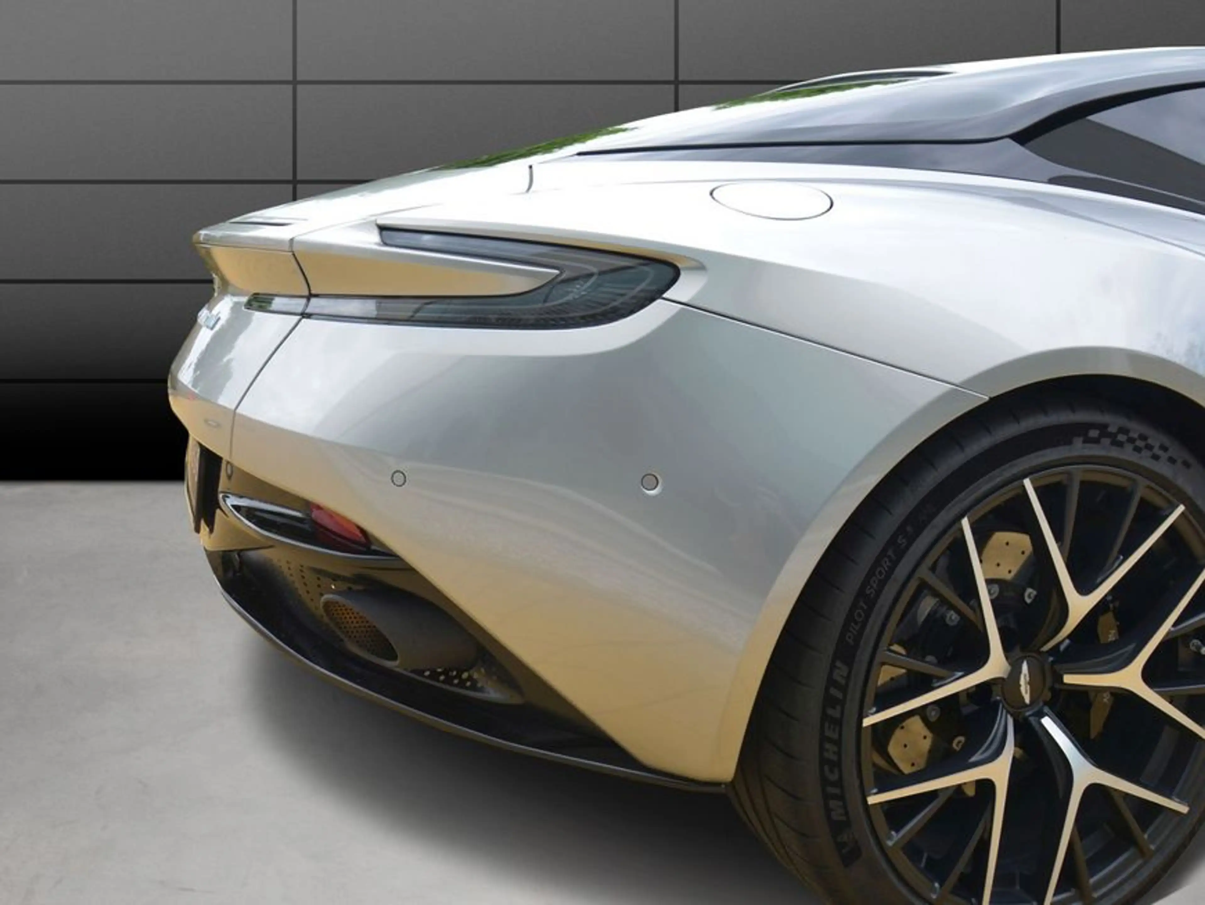 Aston Martin DB12 Coupe — photo 8