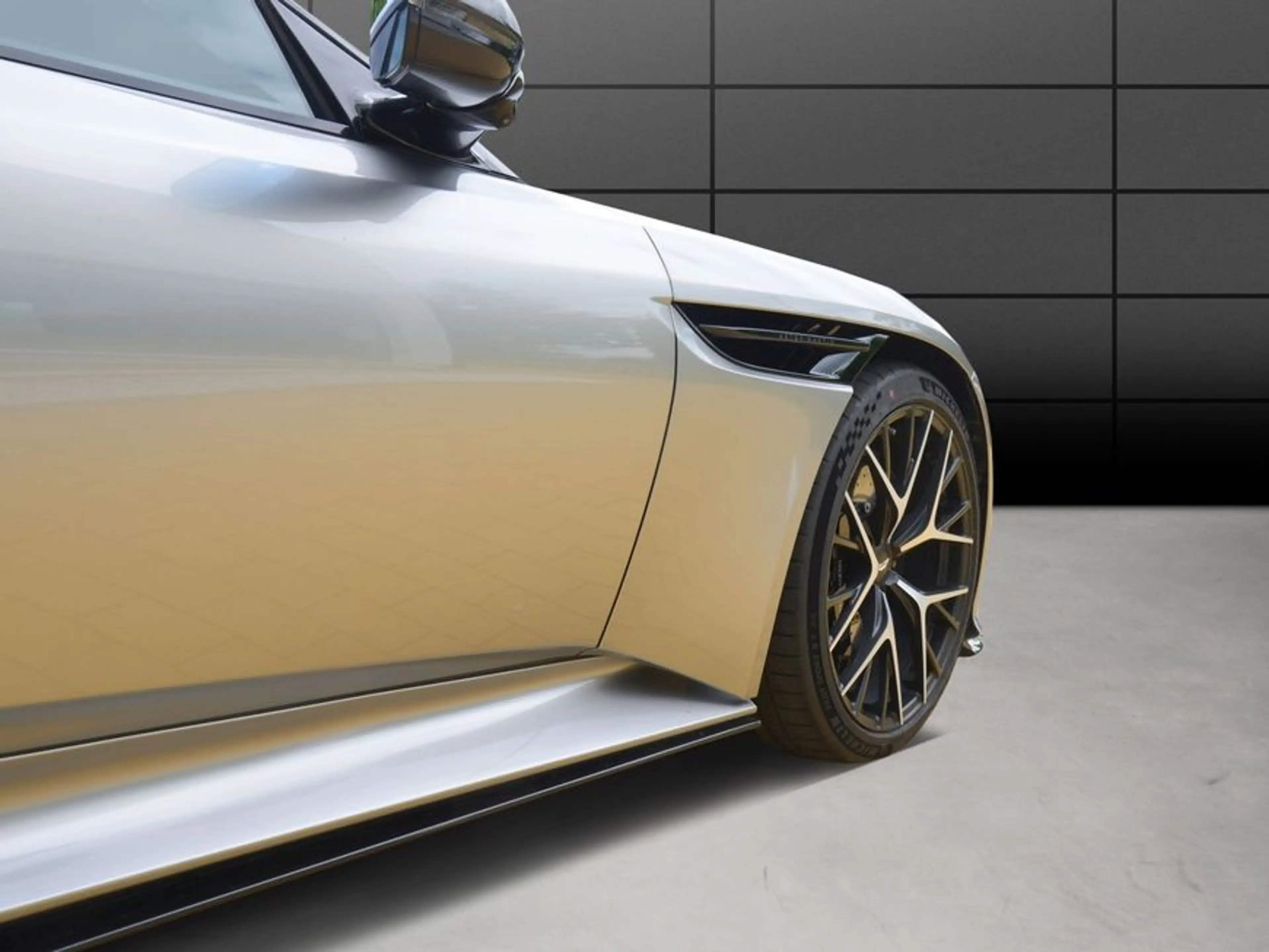Aston Martin DB12 Coupe — photo 9
