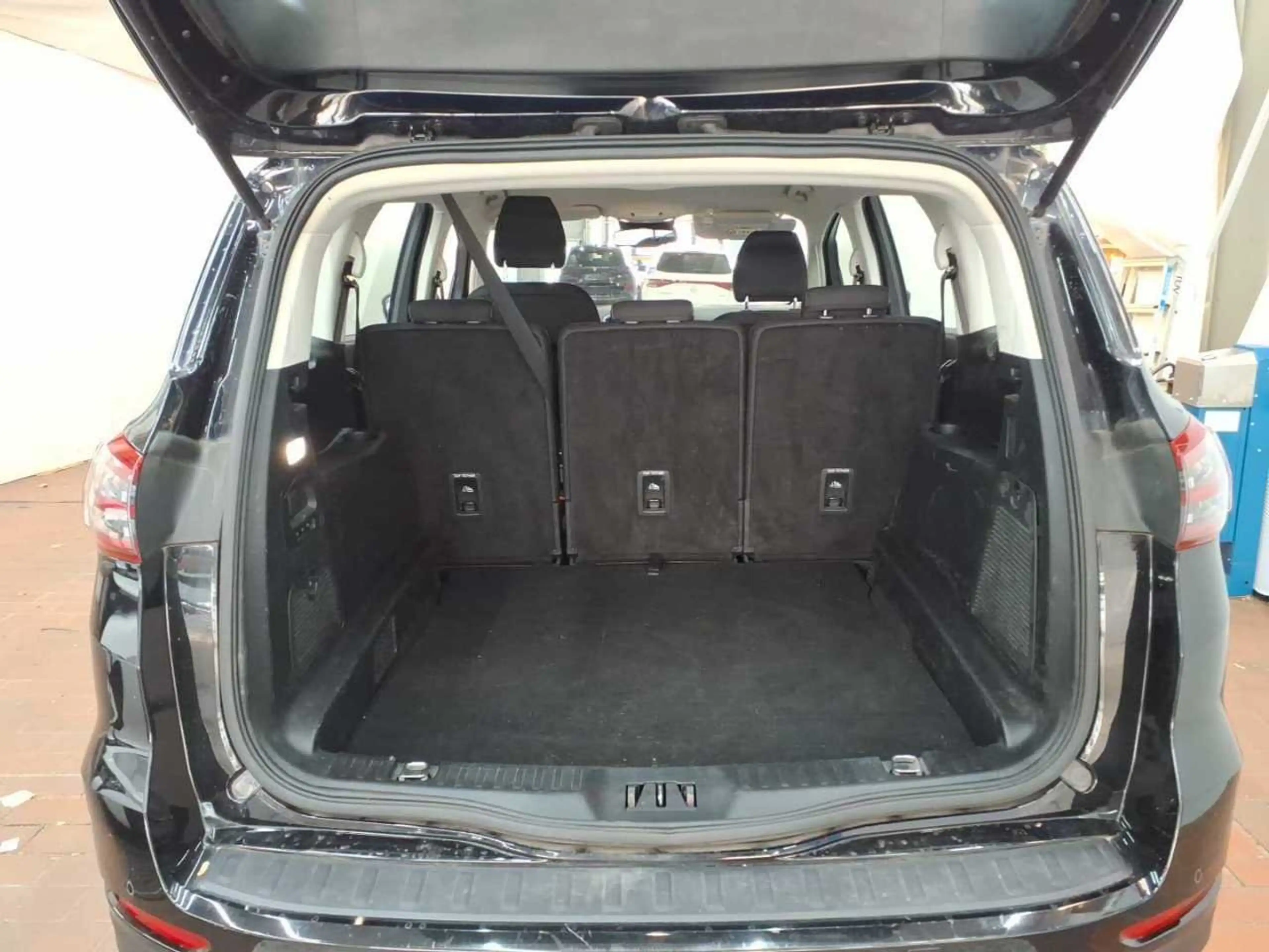 Ford S-Max 2.0 EcoBlue Trend SpoSi Key Navi RKam AUT — photo 14