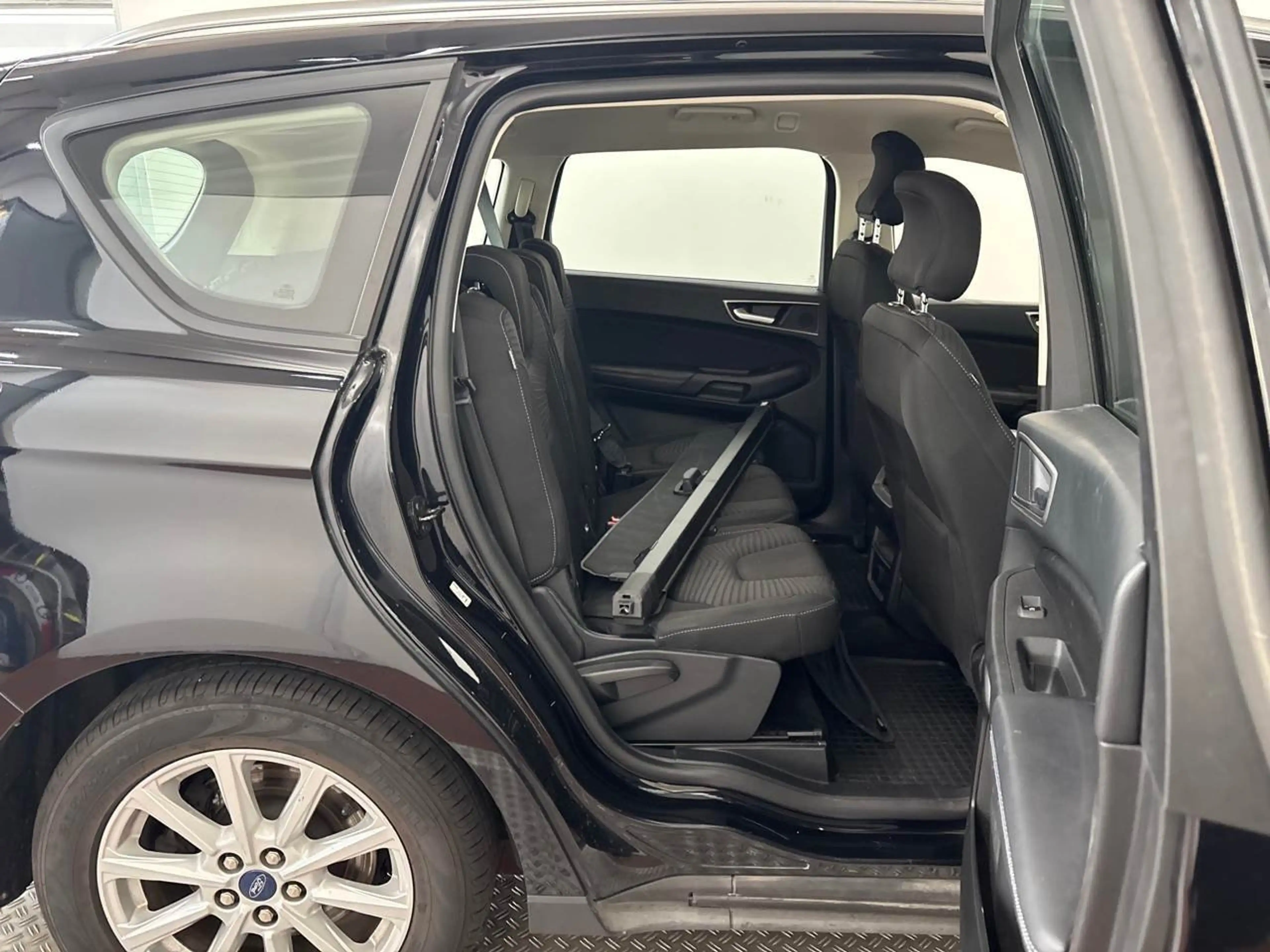 Ford S-Max 2.0 EcoBlue Trend SpoSi Key Navi RKam AUT — photo 12