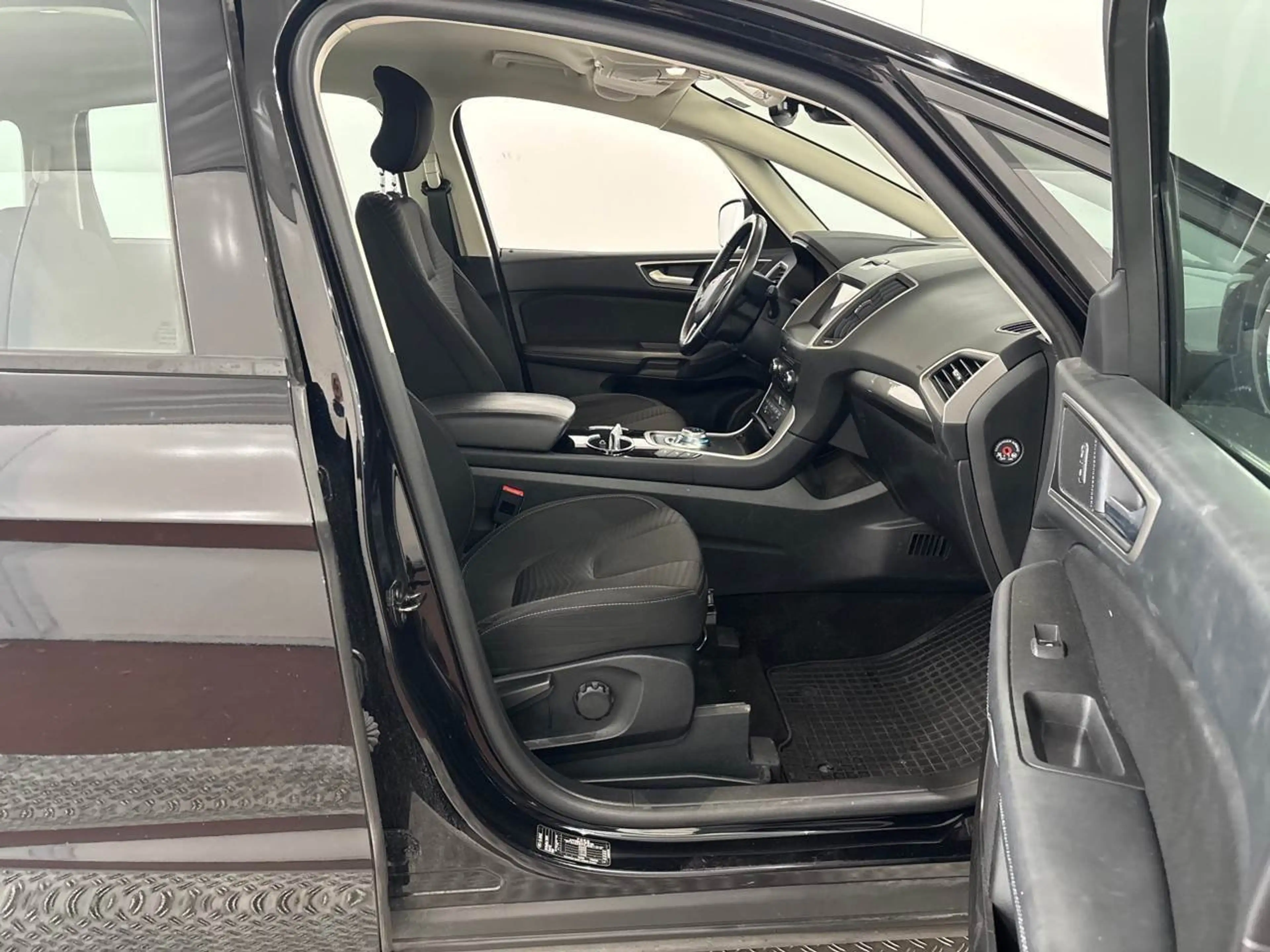 Ford S-Max 2.0 EcoBlue Trend SpoSi Key Navi RKam AUT — photo 10