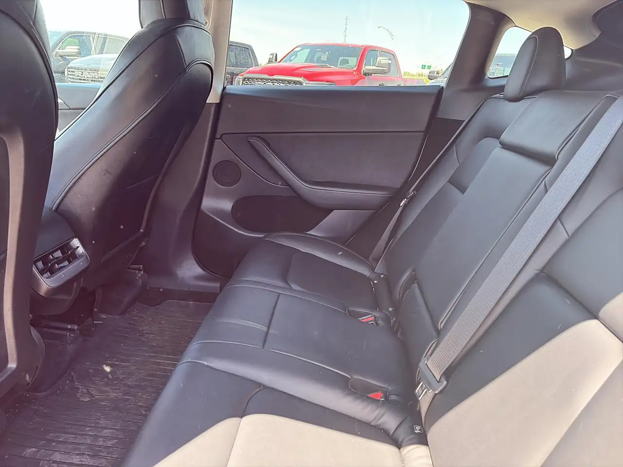 Tesla Model Y снимка Tesla Model Y