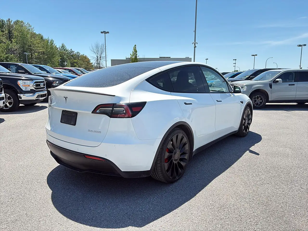 Tesla Model Y снимка Tesla Model Y
