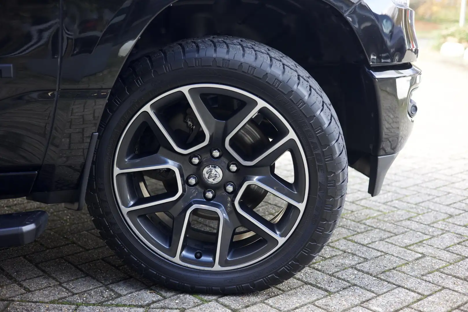 Dodge RAM 1500 5.7 V8 4x4 Crew Cab Sport Noir - 2