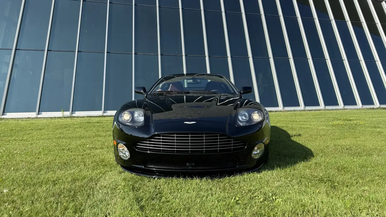 Aston Martin Vanquish снимка Aston Martin Vanquish
