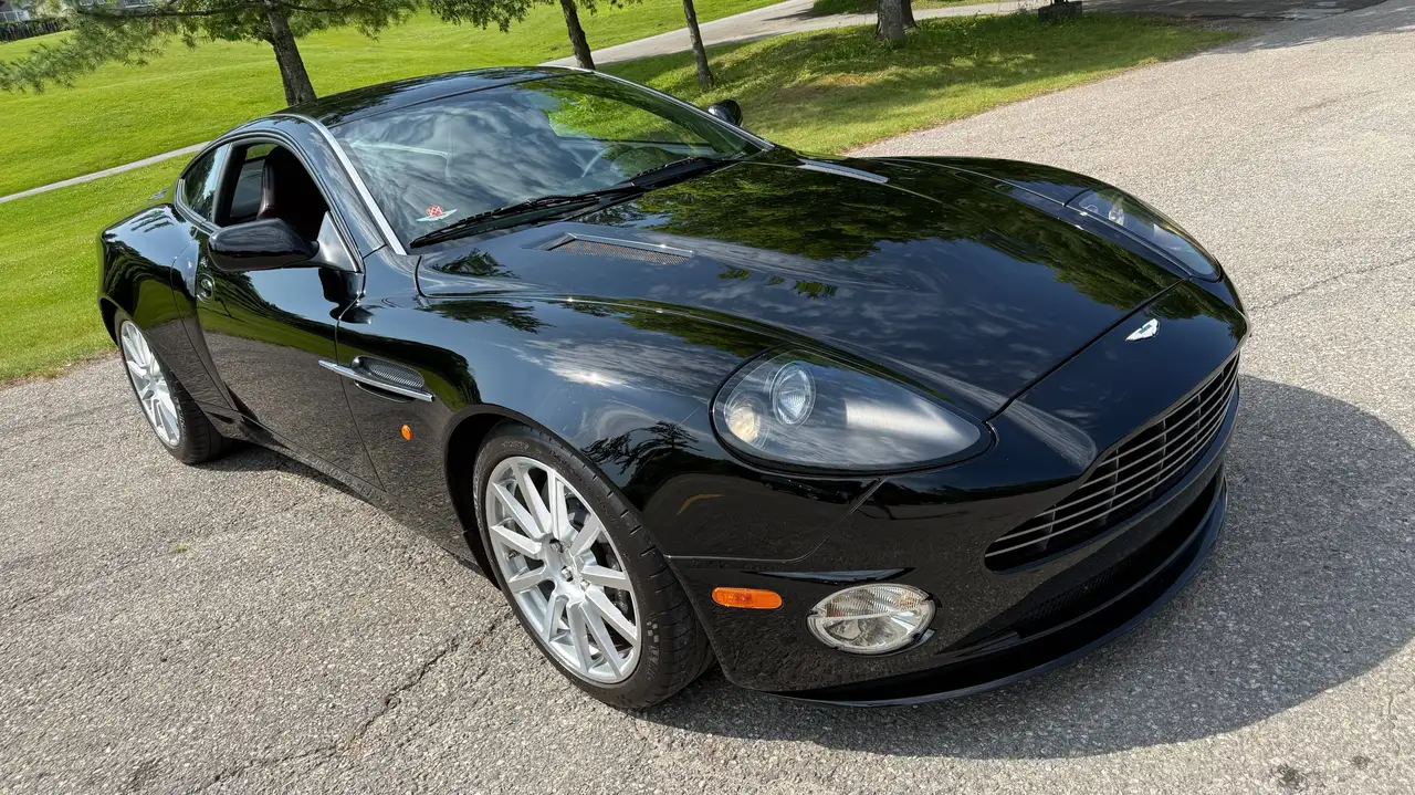 Aston Martin Vanquish снимка Aston Martin Vanquish