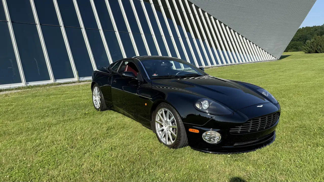 Aston Martin Vanquish снимка Aston Martin Vanquish