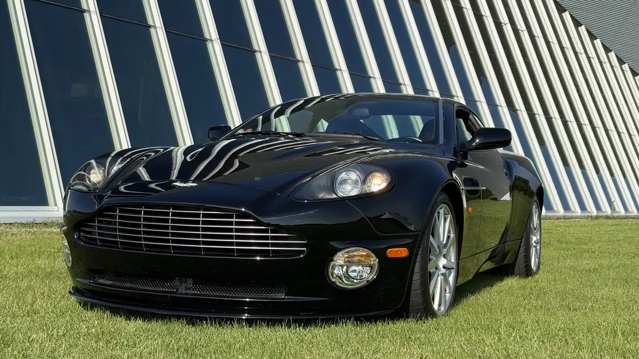 Aston Martin Vanquish снимка Aston Martin Vanquish