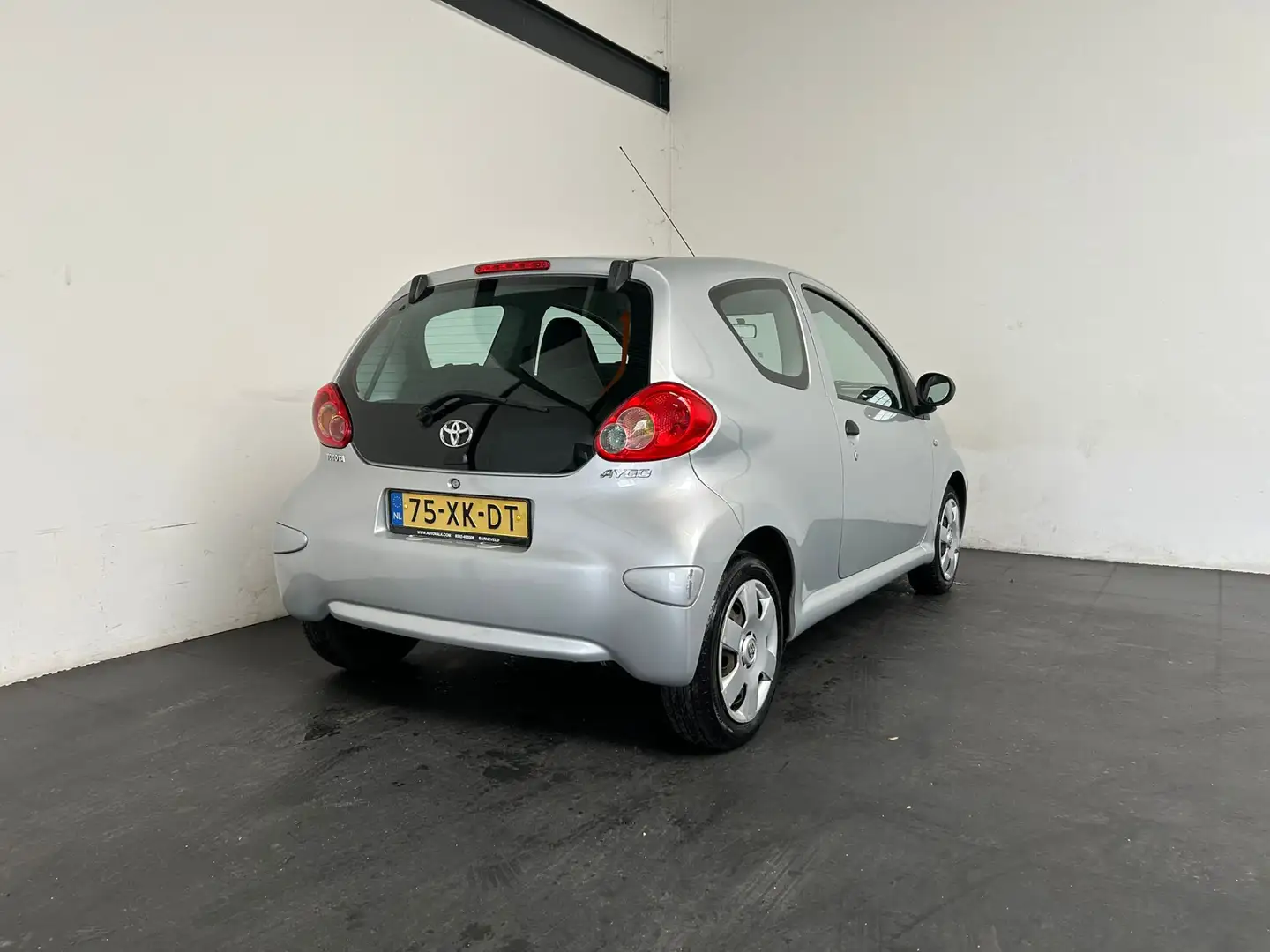 Toyota Aygo 1.0-12V. Lage Km! NAP! Grau - 2
