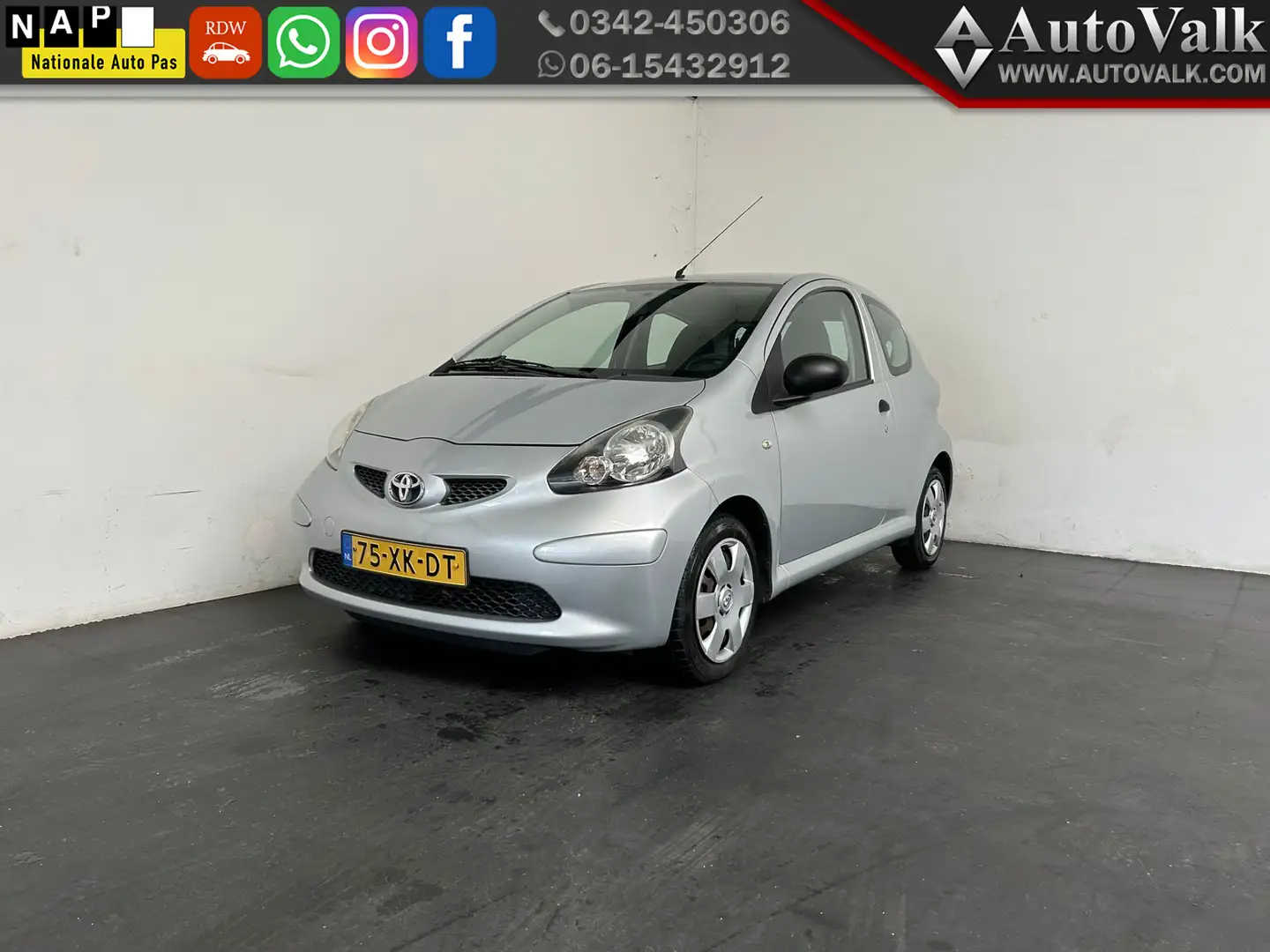 Toyota Aygo 1.0-12V. Lage Km! NAP! Grau - 1