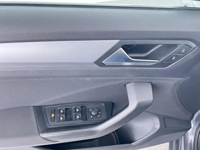 Volkswagen T-Roc view 11