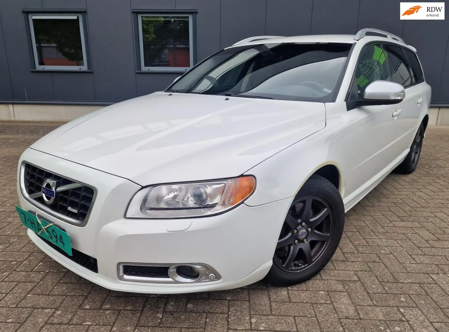 Volvo V70 2.5T R-Design, netto € 11.950, bijtel vriendelijk! Bianco - 1