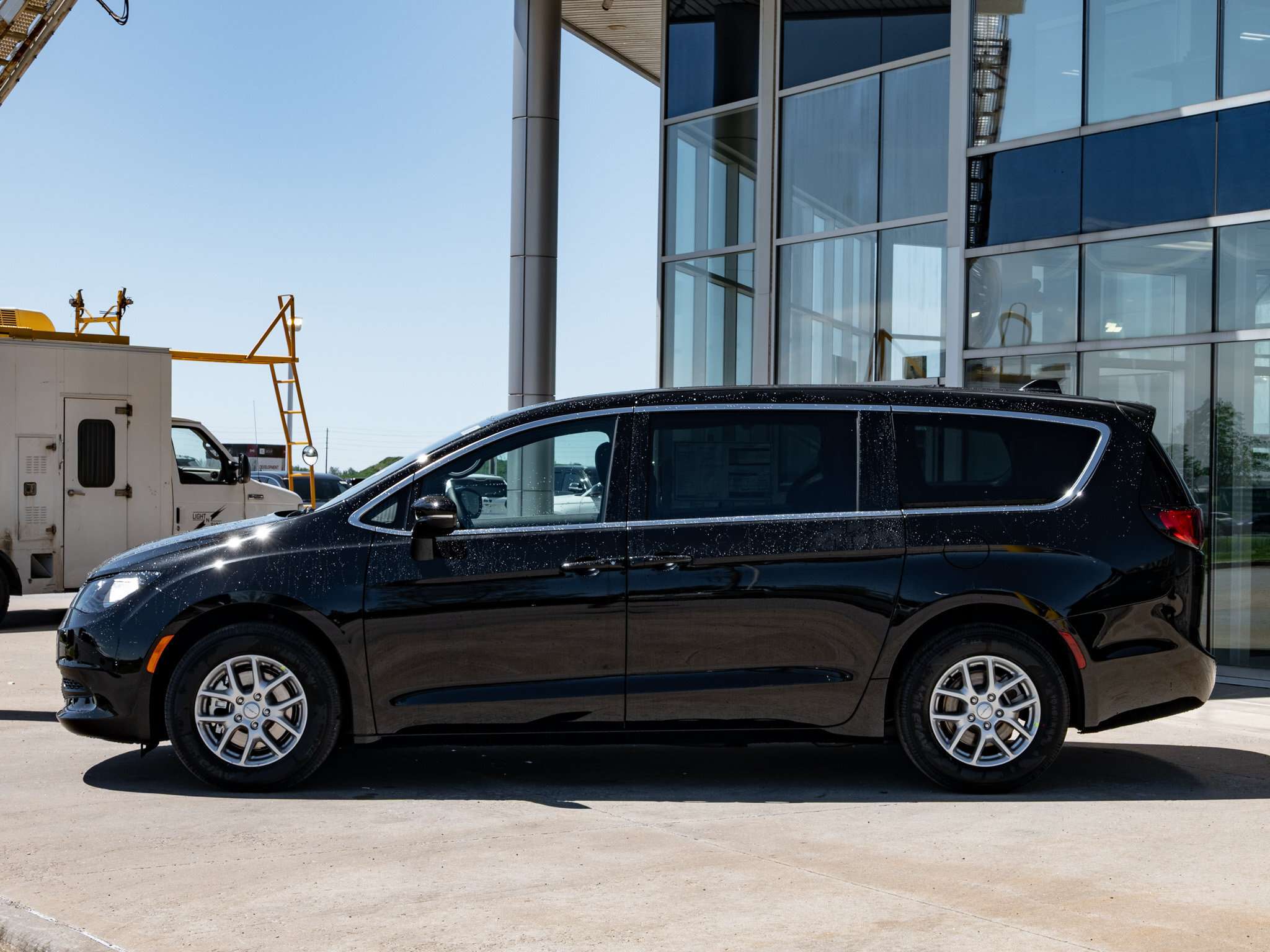 2027 Chrysler Grand Caravan SXT | Available Now — снимка 1