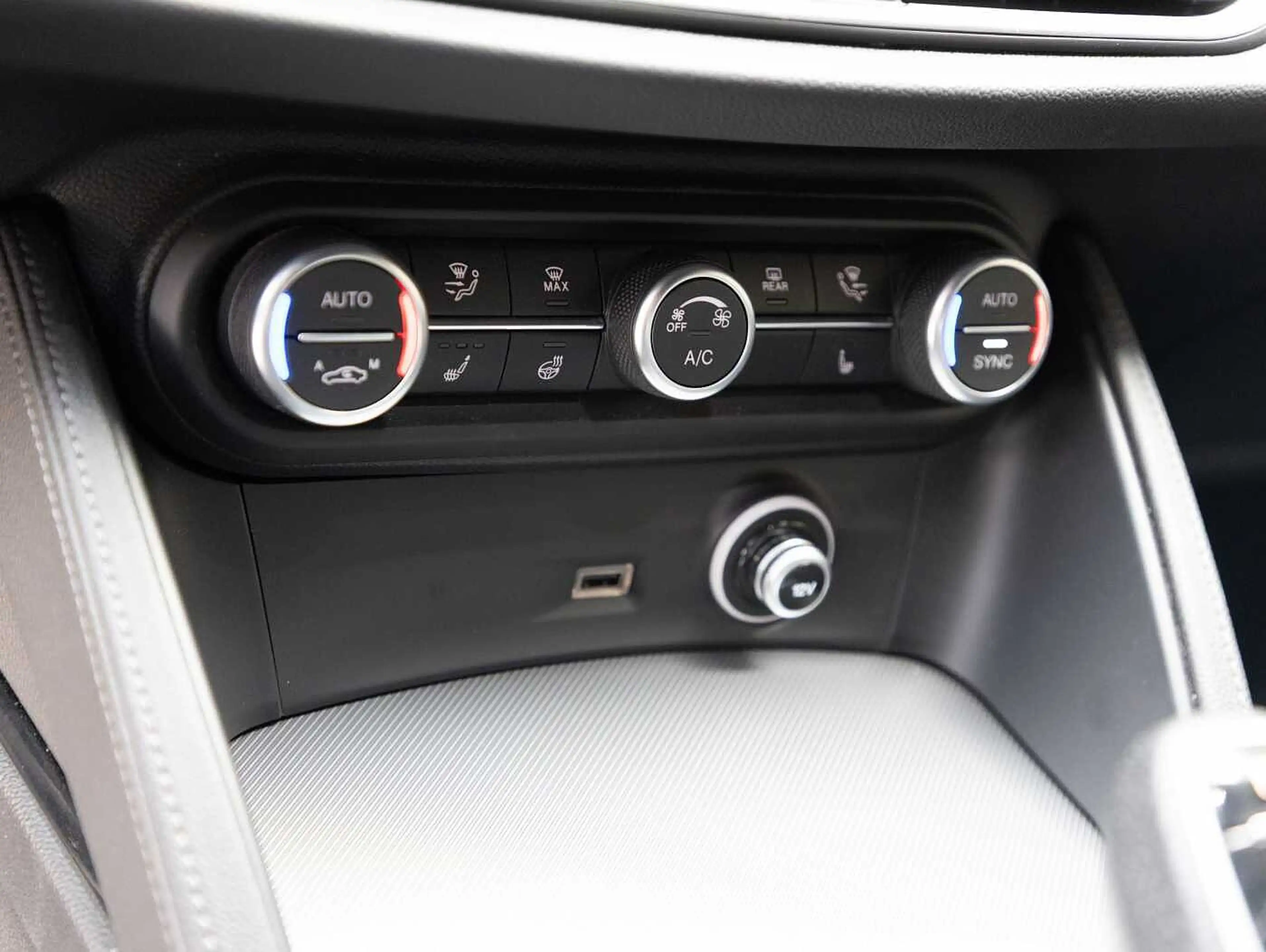 Alfa Romeo Stelvio 2.0 Turbo 16V AT8-Q4 Veloce — photo 13