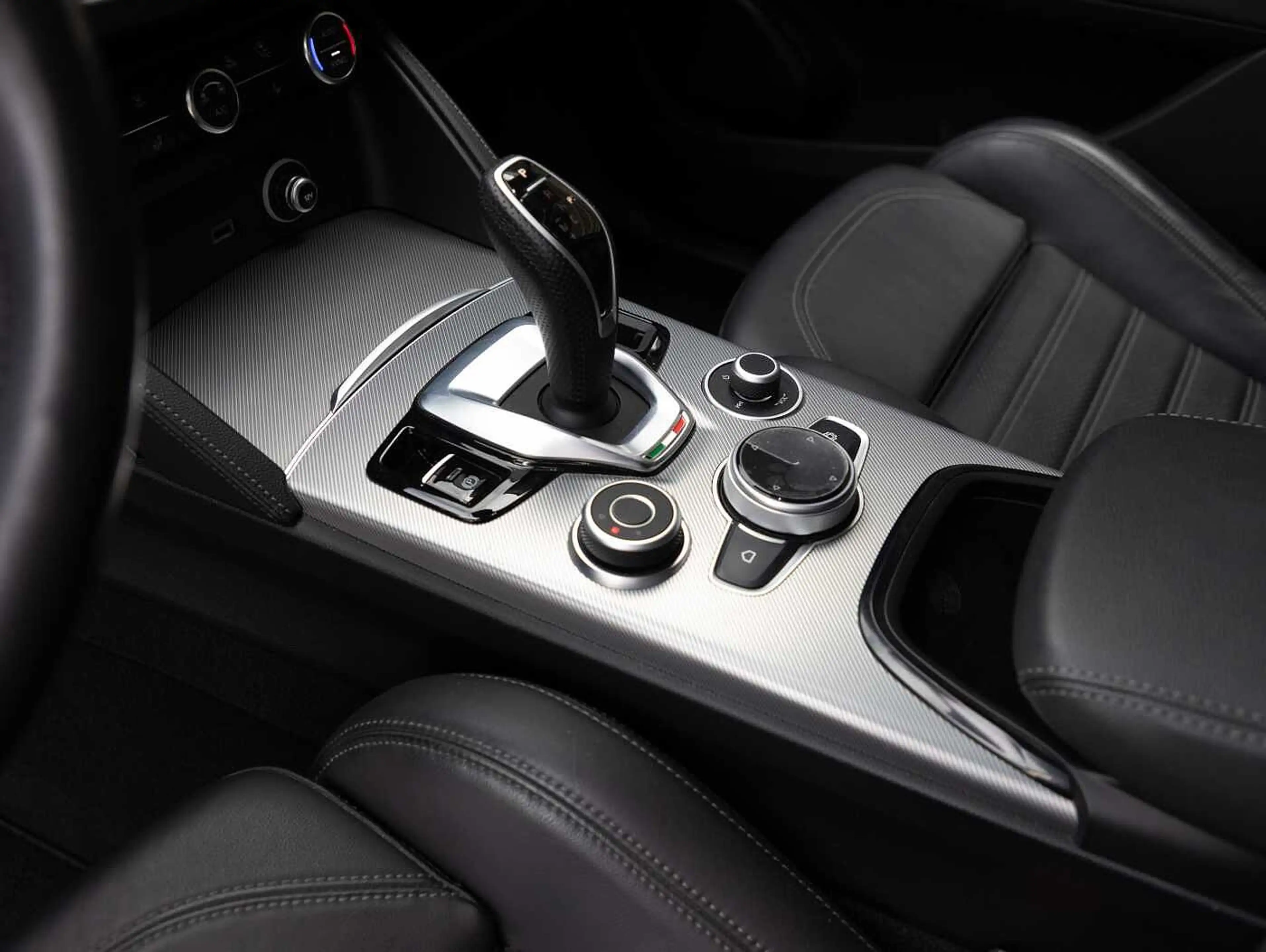 Alfa Romeo Stelvio 2.0 Turbo 16V AT8-Q4 Veloce — photo 11