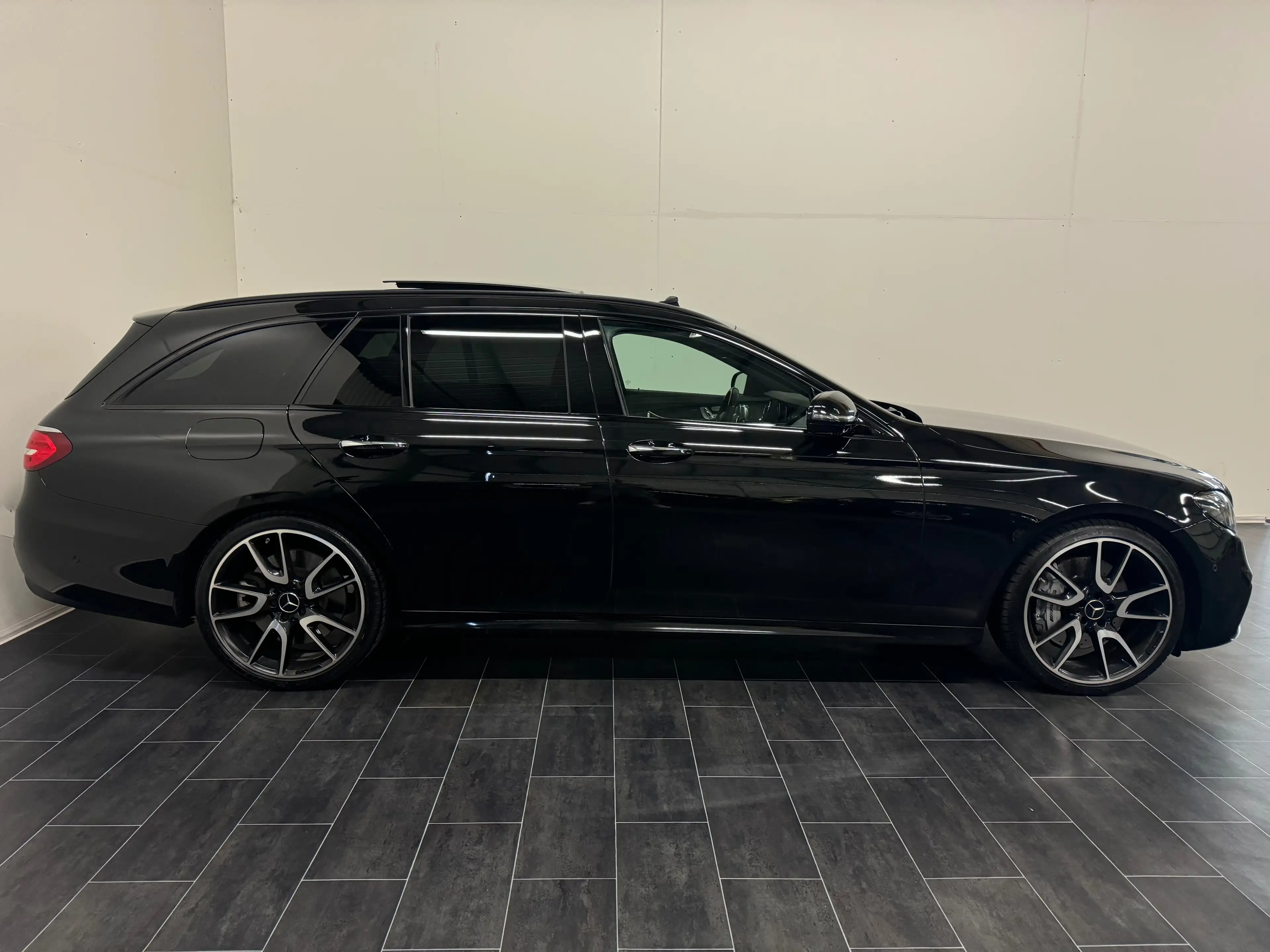 Mercedes-Benz E 43 AMG **LED-Navi-Luft-Pano-Vollausstattung-LP 134.000** — photo 3