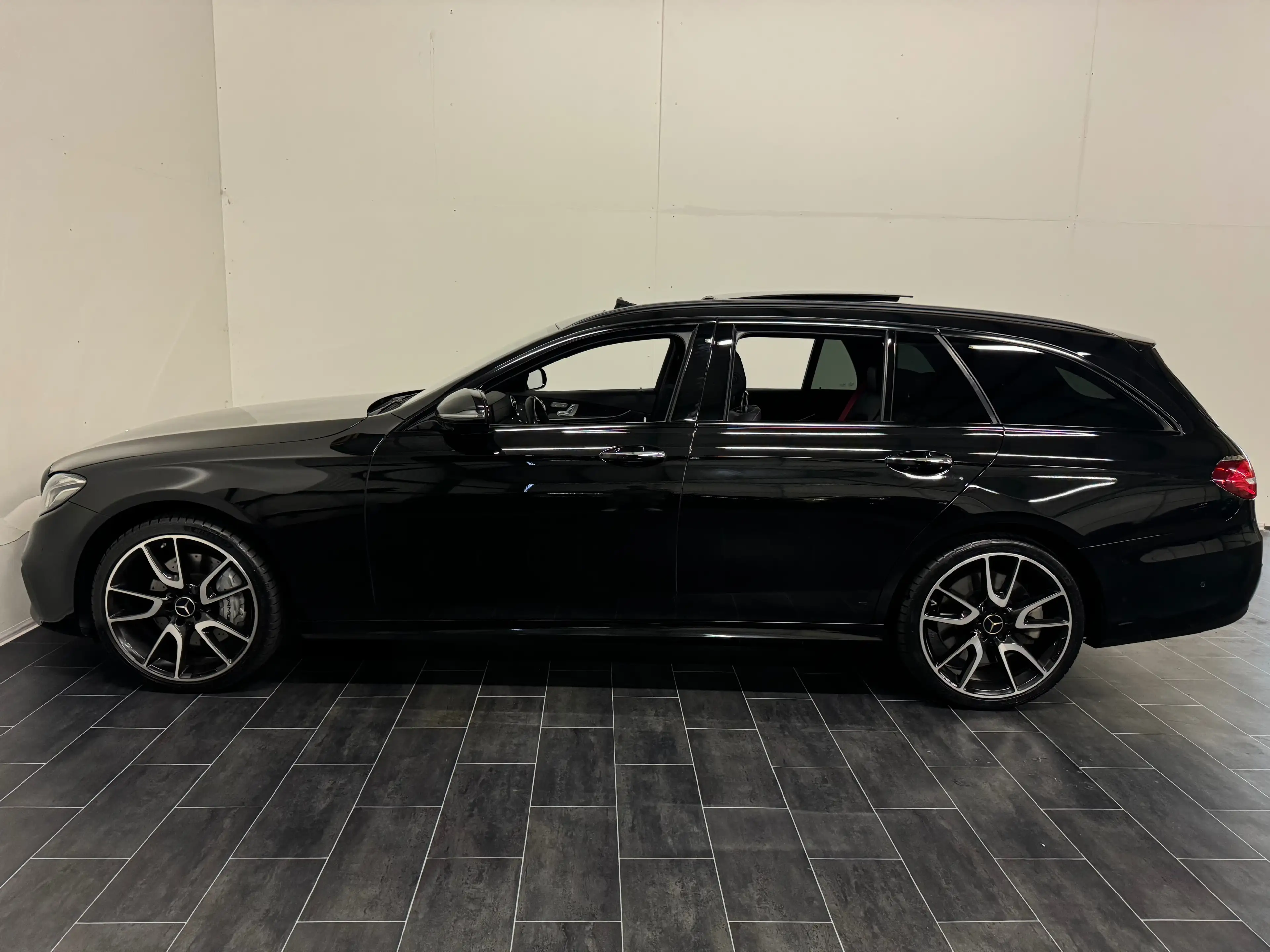 Mercedes-Benz E 43 AMG **LED-Navi-Luft-Pano-Vollausstattung-LP 134.000** — photo 4