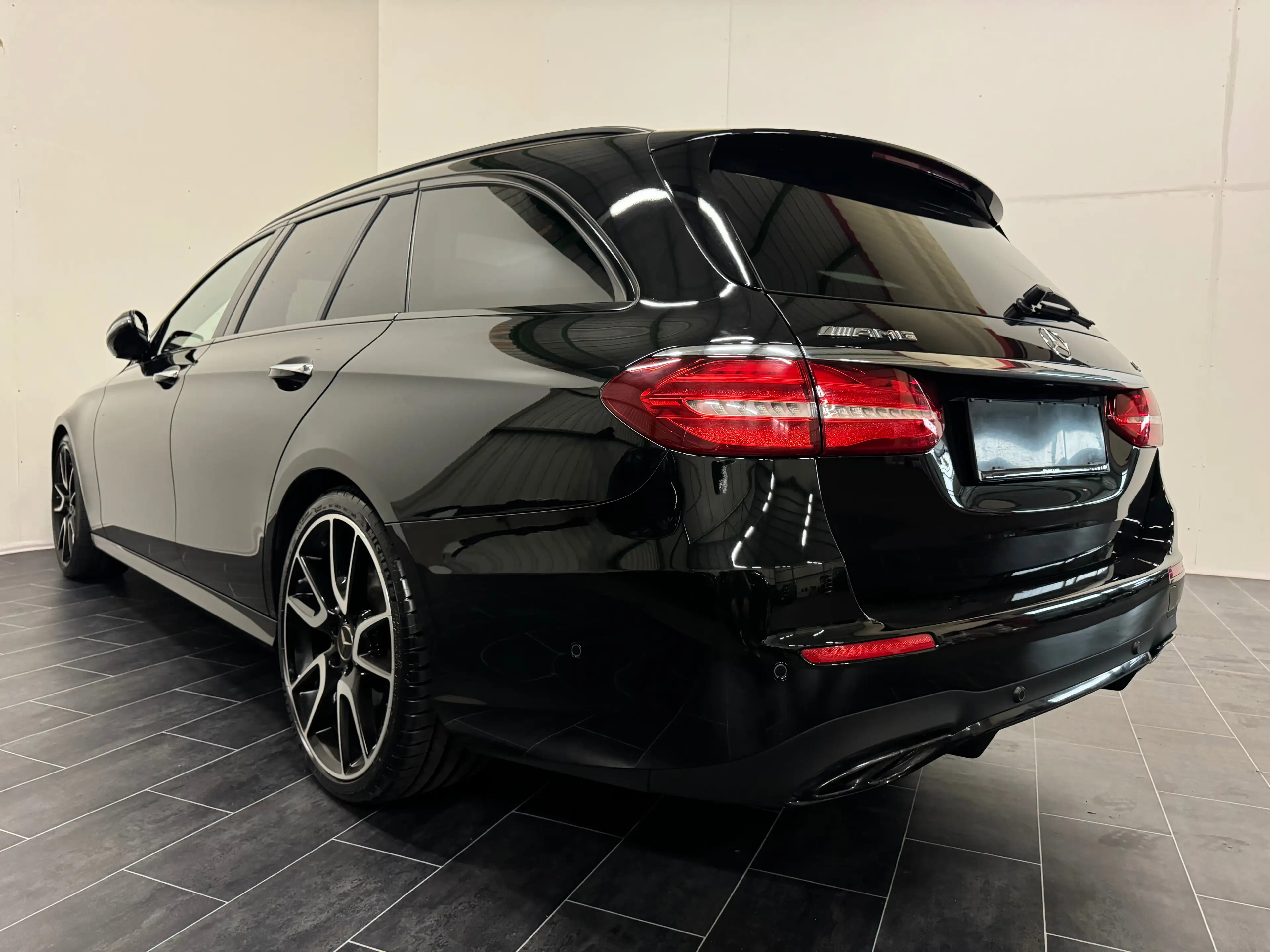 Mercedes-Benz E 43 AMG **LED-Navi-Luft-Pano-Vollausstattung-LP 134.000** — photo 6