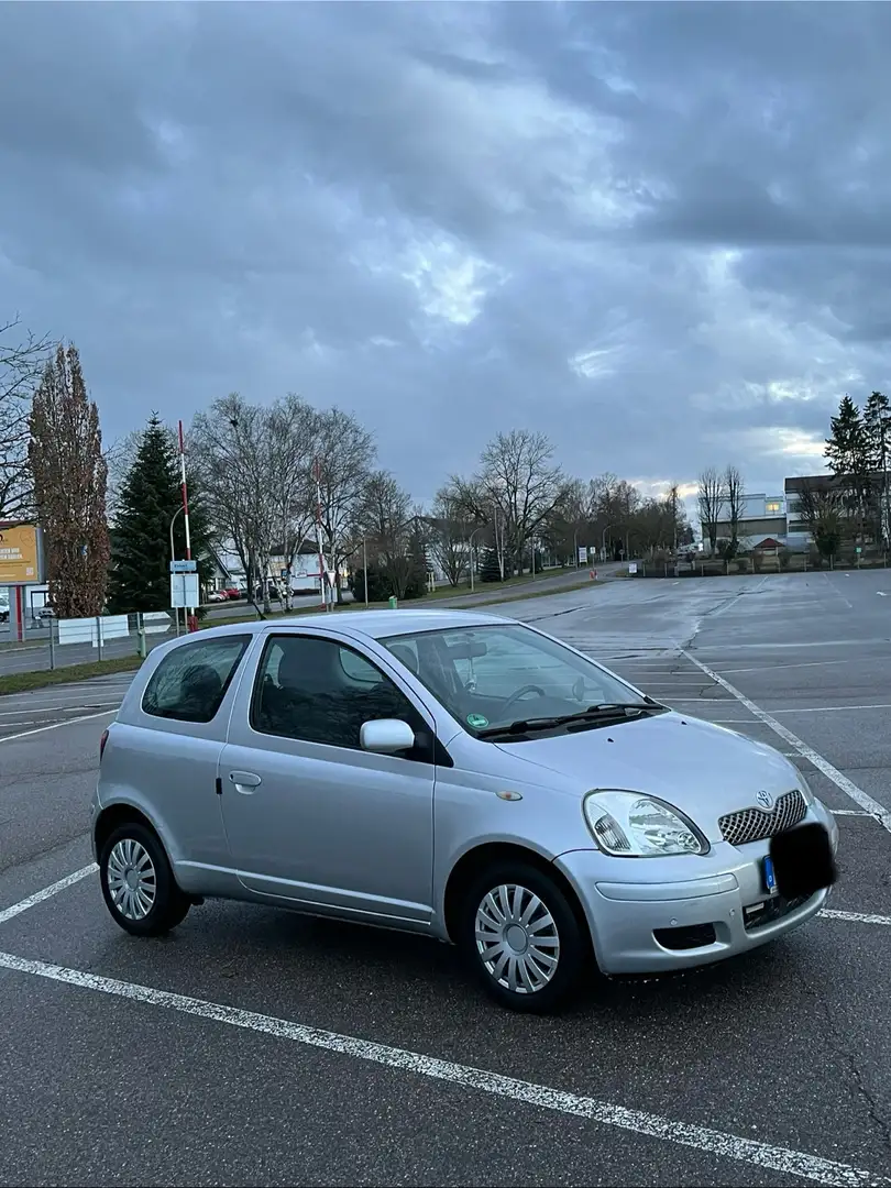 Toyota Yaris 1.0 Silber - 1