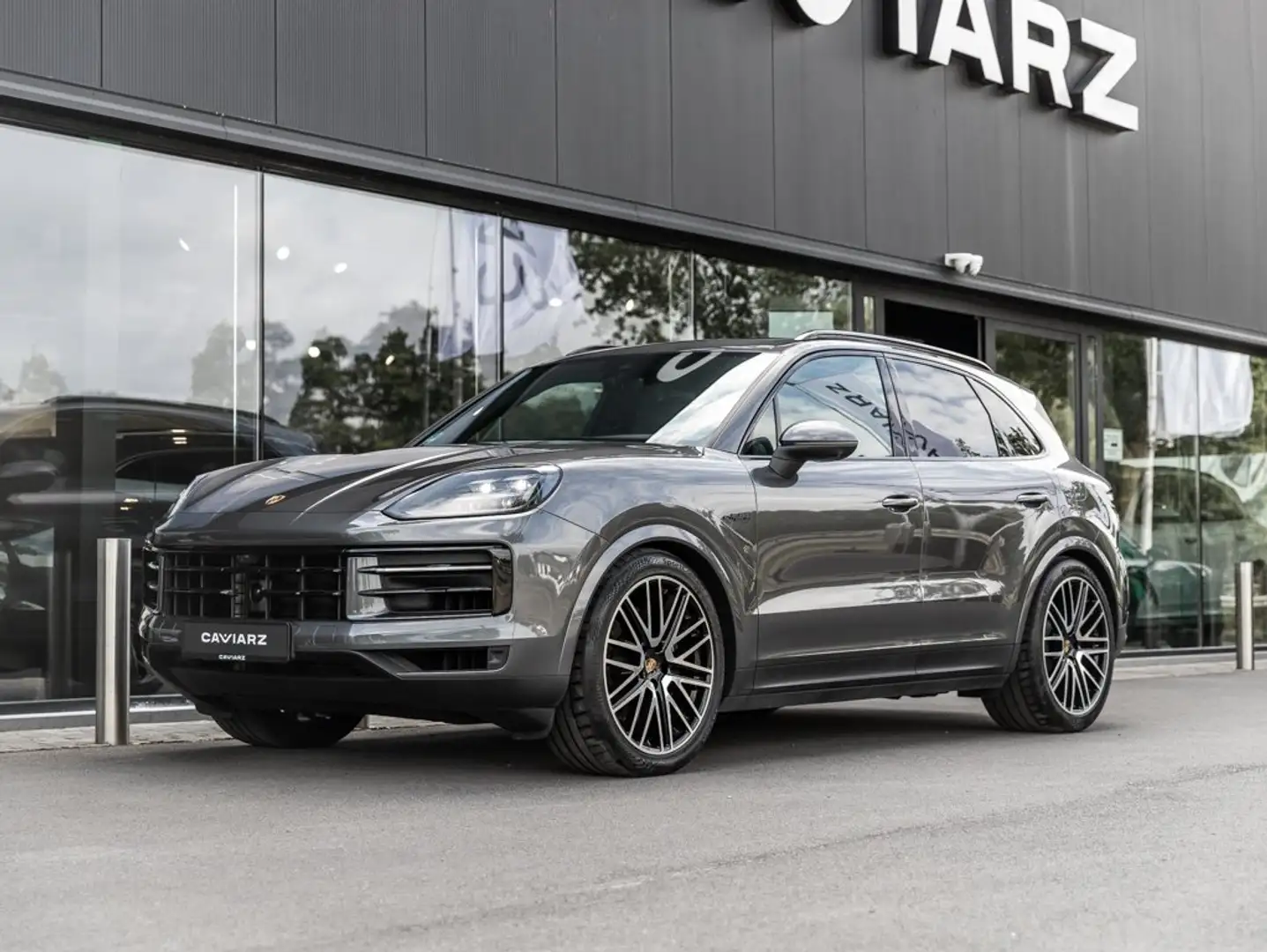 Porsche Cayenne E-HYB CHRO/AIR/22/HD-MATR/TREKH/PANO/INNO/18W/BOSE Grijs - 1