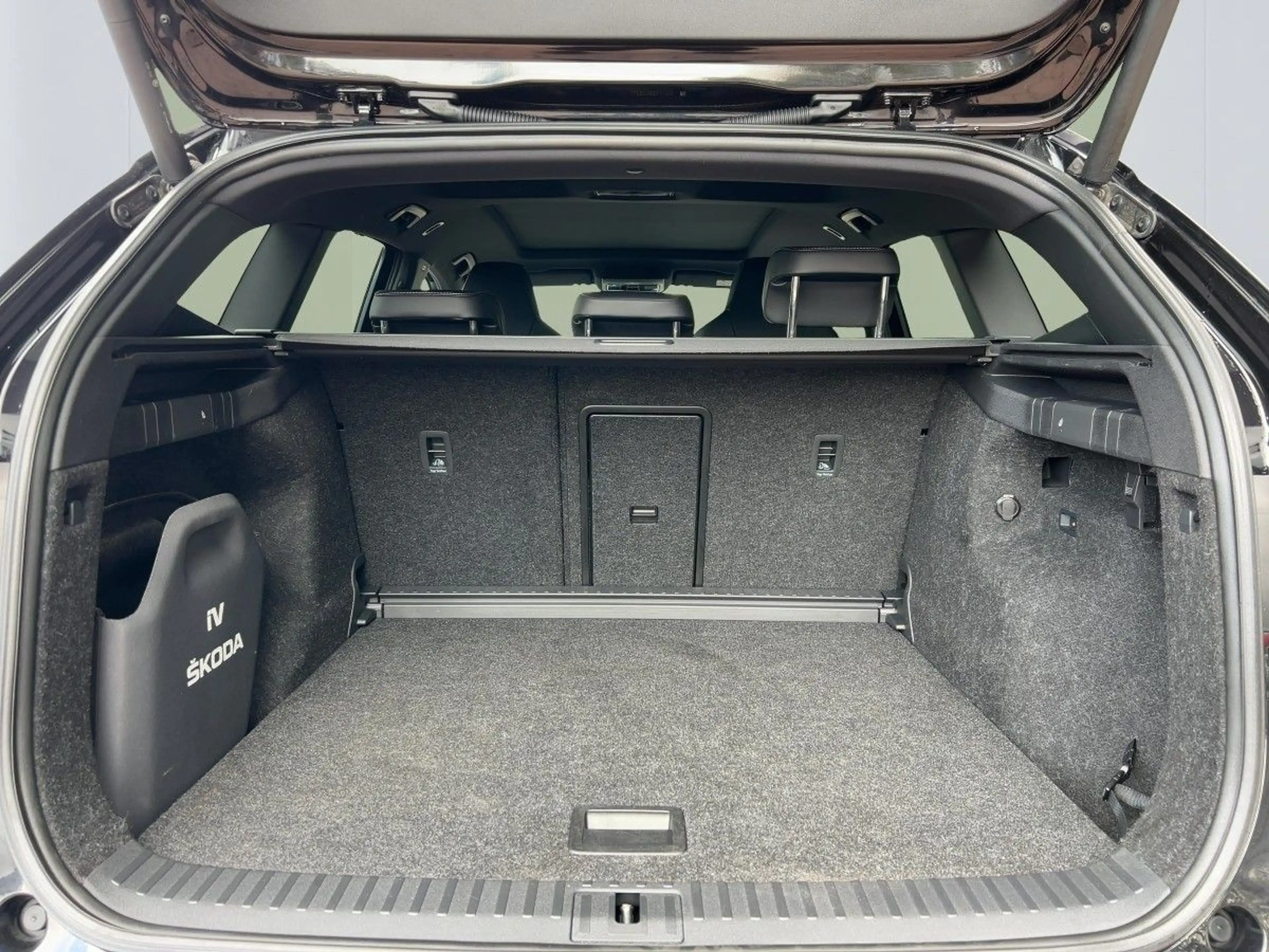 Skoda Enyaq iV 80x Sportline AHK Pano Sitzhzg — photo 5