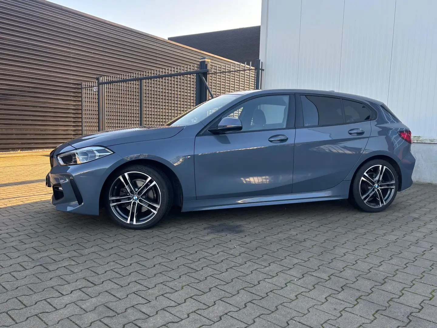 BMW 118 1-serie 118i Executive M Sport / CARPLAY / STOELVE Grau - 2
