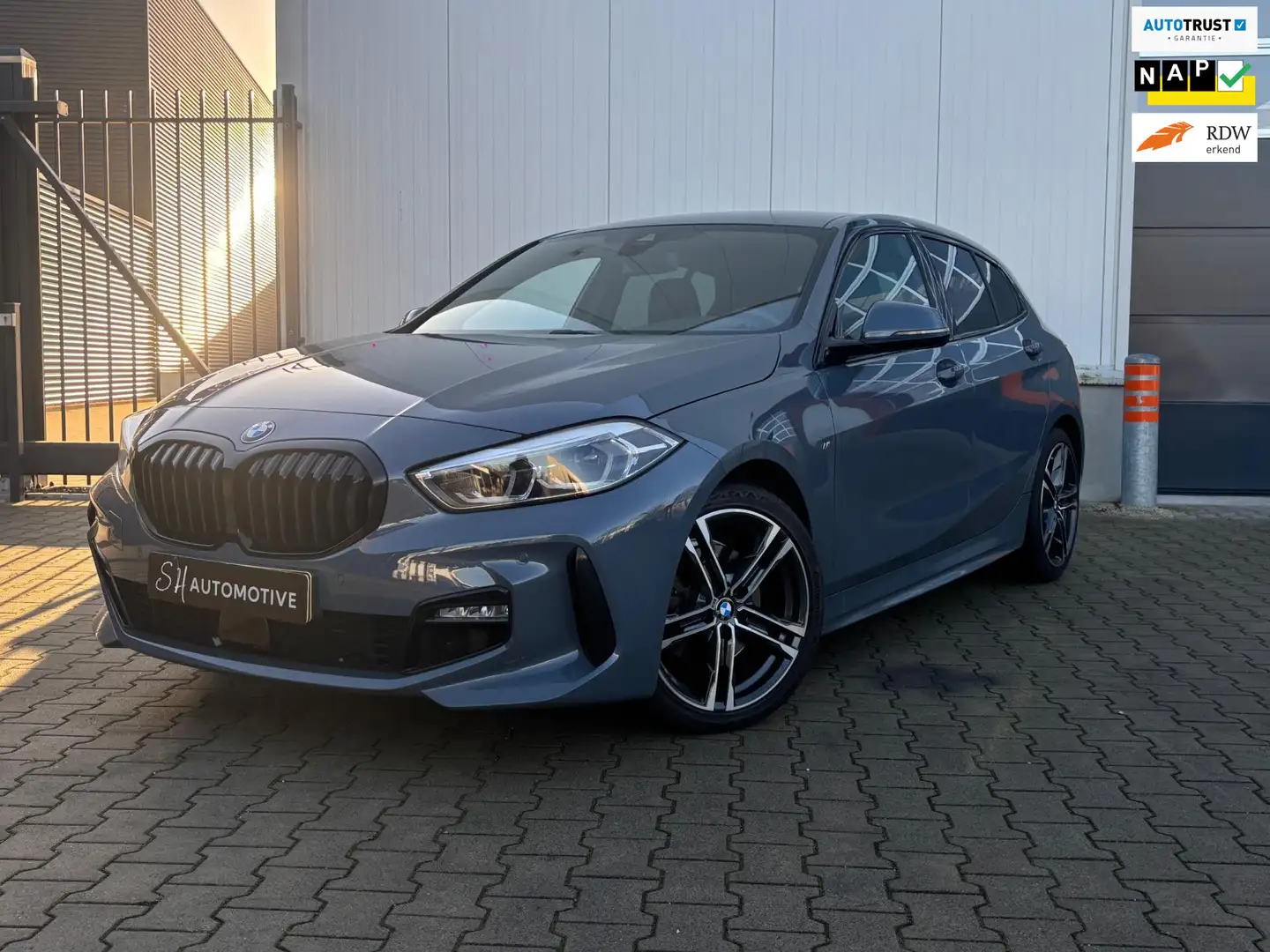 BMW 118 1-serie 118i Executive M Sport / CARPLAY / STOELVE Grau - 1