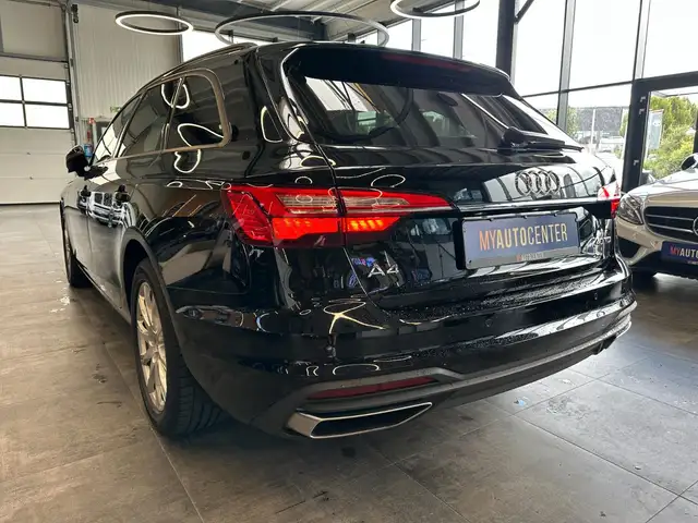 Audi A4 Avant view 5