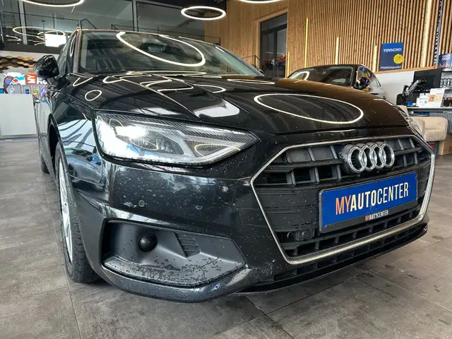 Audi A4 Avant view 3