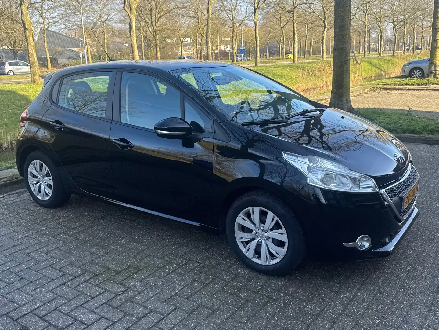 Peugeot 208 208 1.2 VTi Envy +Navi+Cruise+Airco+ Nieuwe APK Zwart - 1