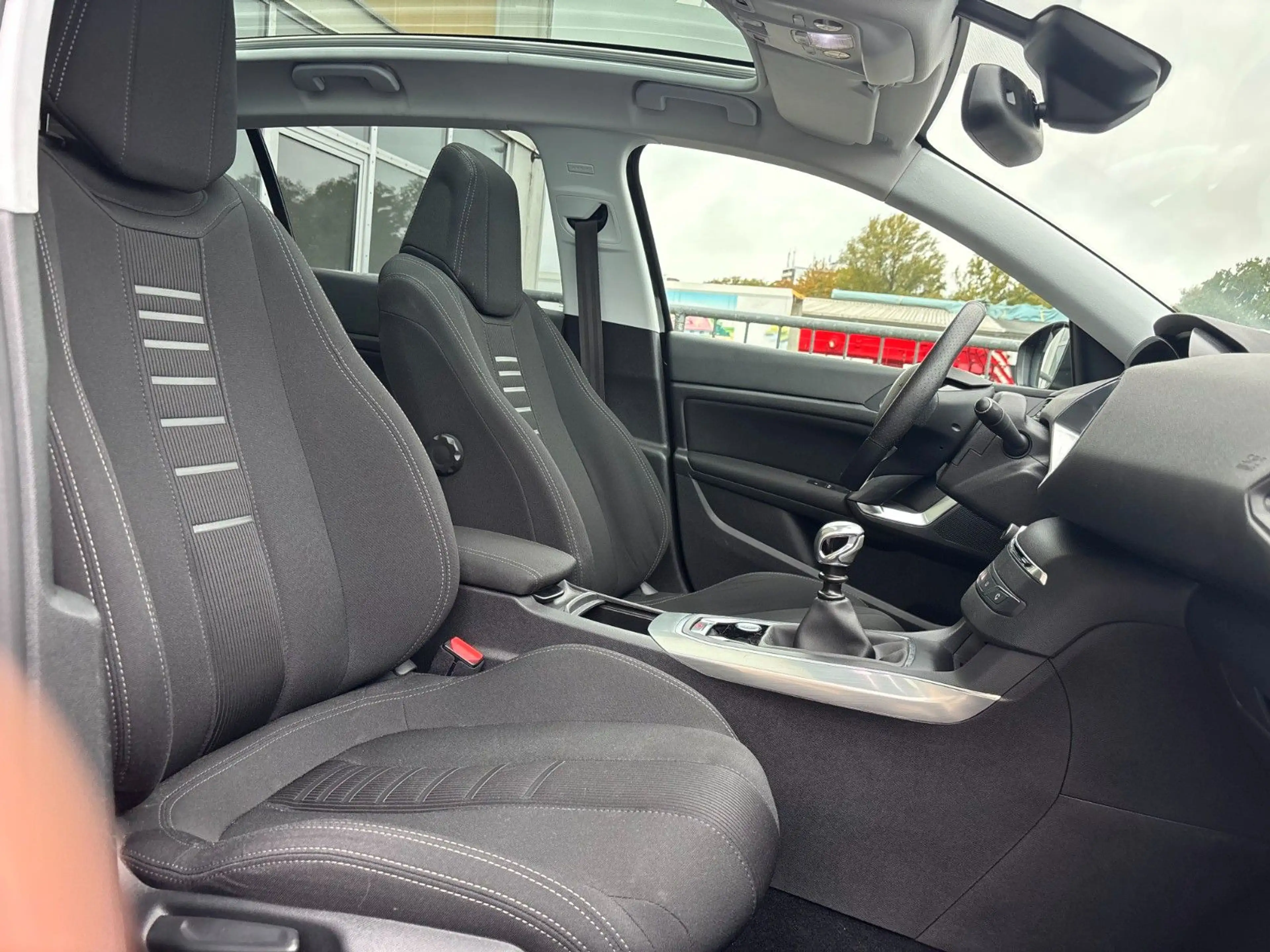 Peugeot 308 Allure — photo 15