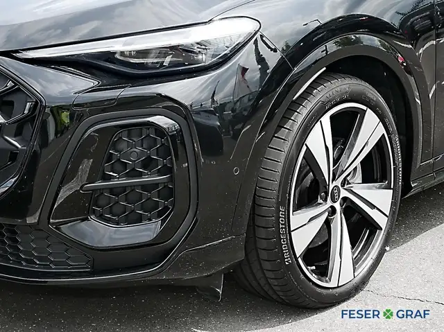 Audi Q5 view 11
