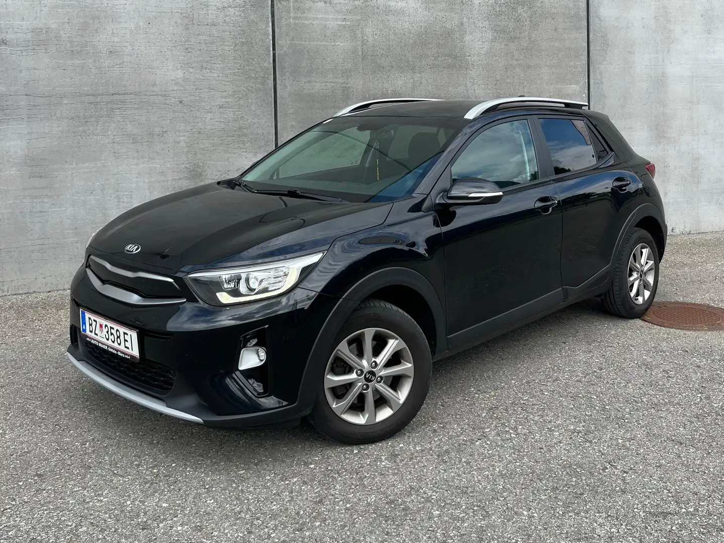 Kia Stonic Stonic 1,25 MPI ISG Silber Silber Schwarz - 1